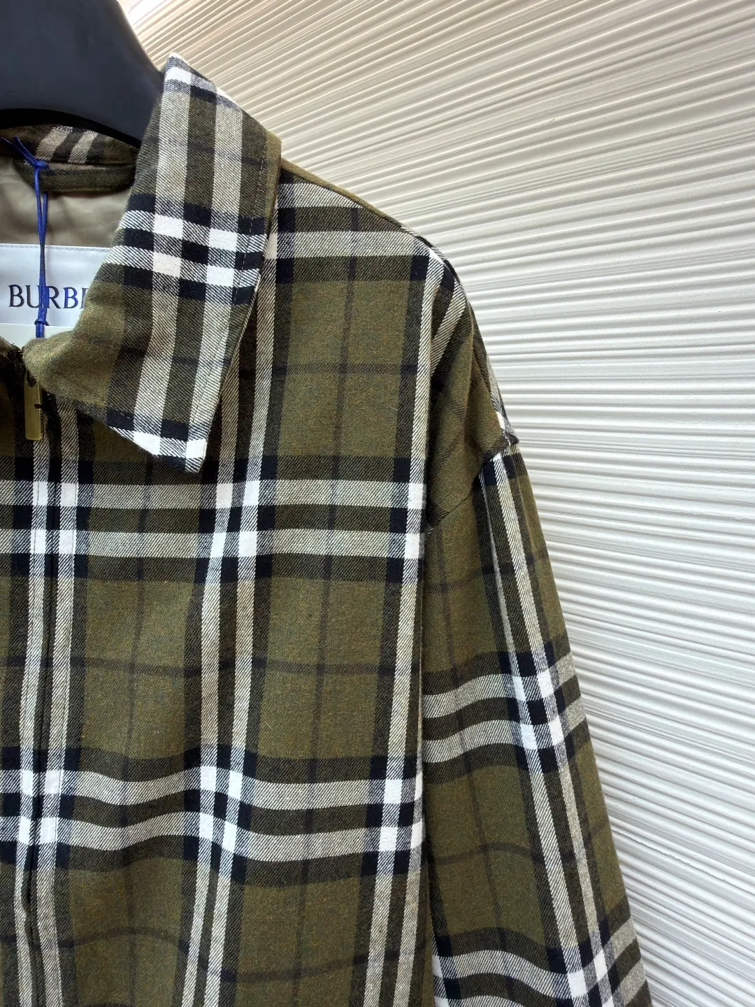 Burberry two-way zipper lapel jacket ●Original version: purchased and developed by 10872 ●Item number: 1682477-C35 ●Fabric: wool fabric ●Technology: made on positioning cutting machine ●Color: green ●Version: fitted version ●Weight: about 650 grams ●Size: S-M-L-XL ●Description: This Burberry plaid jacket is developed from the original mold. It uses high-count pure cotton brushed plaid fabric, which is pre-washed and sanded. The fabric feels soft and skin-friendly and has good breathability and stiffness. The plaid pattern is woven using yarn-dyed technology. The texture is clear and will not fade or shift. The classic brown, white and black plaid pattern fully demonstrates the brand recognition. The body adopts a loose off-shoulder design, with metal zipper closure and lapel shape. The details are supplemented by customized metal snaps and brand woven labels. The overall wiring follows luxury craftsmanship standards, the stitching is fine and straight, and the inner hemming is neat and burr-free. Customized accessories and complete three-label blessings, every detail demonstrates craftsmanship. The same style for men and women can easily control various wearing scenarios such as casual commuting and street fashion. The overall wiring is straight and delicate, the fabric is comfortable and soft, and the color is consistent without color difference. It can be matched with the same style to create a fashionable look and control various occasions. Customized accessories, complete with three standards, same style for men and women!