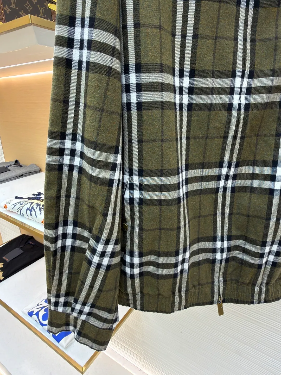 Burberry two-way zipper lapel jacket ●Original version: purchased and developed by 10872 ●Item number: 1682477-C35 ●Fabric: wool fabric ●Technology: made on positioning cutting machine ●Color: green ●Version: fitted version ●Weight: about 650 grams ●Size: S-M-L-XL ●Description: This Burberry plaid jacket is developed from the original mold. It uses high-count pure cotton brushed plaid fabric, which is pre-washed and sanded. The fabric feels soft and skin-friendly and has good breathability and stiffness. The plaid pattern is woven using yarn-dyed technology. The texture is clear and will not fade or shift. The classic brown, white and black plaid pattern fully demonstrates the brand recognition. The body adopts a loose off-shoulder design, with metal zipper closure and lapel shape. The details are supplemented by customized metal snaps and brand woven labels. The overall wiring follows luxury craftsmanship standards, the stitching is fine and straight, and the inner hemming is neat and burr-free. Customized accessories and complete three-label blessings, every detail demonstrates craftsmanship. The same style for men and women can easily control various wearing scenarios such as casual commuting and street fashion. The overall wiring is straight and delicate, the fabric is comfortable and soft, and the color is consistent without color difference. It can be matched with the same style to create a fashionable look and control various occasions. Customized accessories, complete with three standards, same style for men and women!