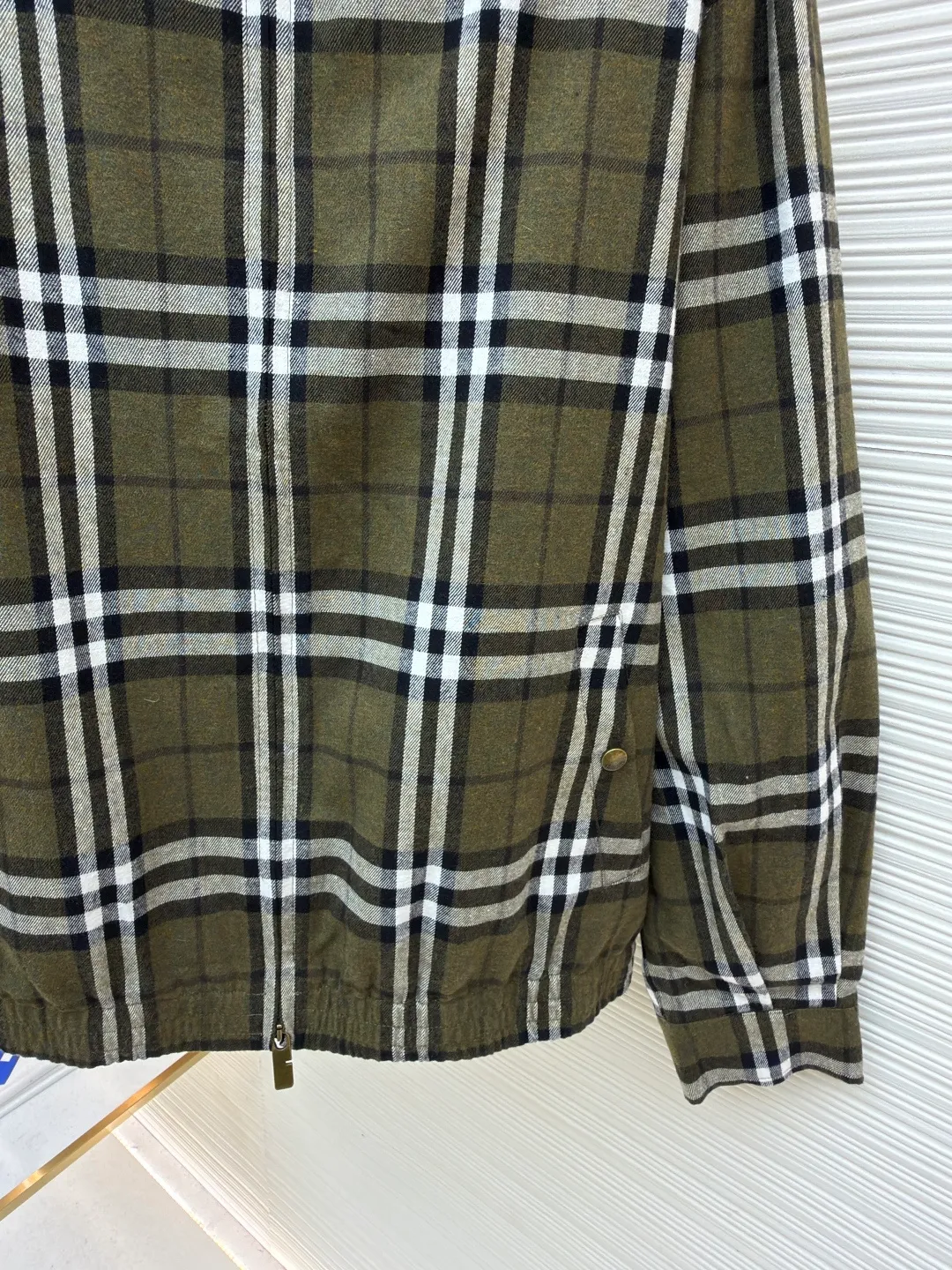 Burberry two-way zipper lapel jacket ●Original version: purchased and developed by 10872 ●Item number: 1682477-C35 ●Fabric: wool fabric ●Technology: made on positioning cutting machine ●Color: green ●Version: fitted version ●Weight: about 650 grams ●Size: S-M-L-XL ●Description: This Burberry plaid jacket is developed from the original mold. It uses high-count pure cotton brushed plaid fabric, which is pre-washed and sanded. The fabric feels soft and skin-friendly and has good breathability and stiffness. The plaid pattern is woven using yarn-dyed technology. The texture is clear and will not fade or shift. The classic brown, white and black plaid pattern fully demonstrates the brand recognition. The body adopts a loose off-shoulder design, with metal zipper closure and lapel shape. The details are supplemented by customized metal snaps and brand woven labels. The overall wiring follows luxury craftsmanship standards, the stitching is fine and straight, and the inner hemming is neat and burr-free. Customized accessories and complete three-label blessings, every detail demonstrates craftsmanship. The same style for men and women can easily control various wearing scenarios such as casual commuting and street fashion. The overall wiring is straight and delicate, the fabric is comfortable and soft, and the color is consistent without color difference. It can be matched with the same style to create a fashionable look and control various occasions. Customized accessories, complete with three standards, same style for men and women!