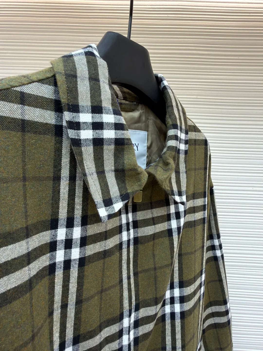 Burberry two-way zipper lapel jacket ●Original version: purchased and developed by 10872 ●Item number: 1682477-C35 ●Fabric: wool fabric ●Technology: made on positioning cutting machine ●Color: green ●Version: fitted version ●Weight: about 650 grams ●Size: S-M-L-XL ●Description: This Burberry plaid jacket is developed from the original mold. It uses high-count pure cotton brushed plaid fabric, which is pre-washed and sanded. The fabric feels soft and skin-friendly and has good breathability and stiffness. The plaid pattern is woven using yarn-dyed technology. The texture is clear and will not fade or shift. The classic brown, white and black plaid pattern fully demonstrates the brand recognition. The body adopts a loose off-shoulder design, with metal zipper closure and lapel shape. The details are supplemented by customized metal snaps and brand woven labels. The overall wiring follows luxury craftsmanship standards, the stitching is fine and straight, and the inner hemming is neat and burr-free. Customized accessories and complete three-label blessings, every detail demonstrates craftsmanship. The same style for men and women can easily control various wearing scenarios such as casual commuting and street fashion. The overall wiring is straight and delicate, the fabric is comfortable and soft, and the color is consistent without color difference. It can be matched with the same style to create a fashionable look and control various occasions. Customized accessories, complete with three standards, same style for men and women!