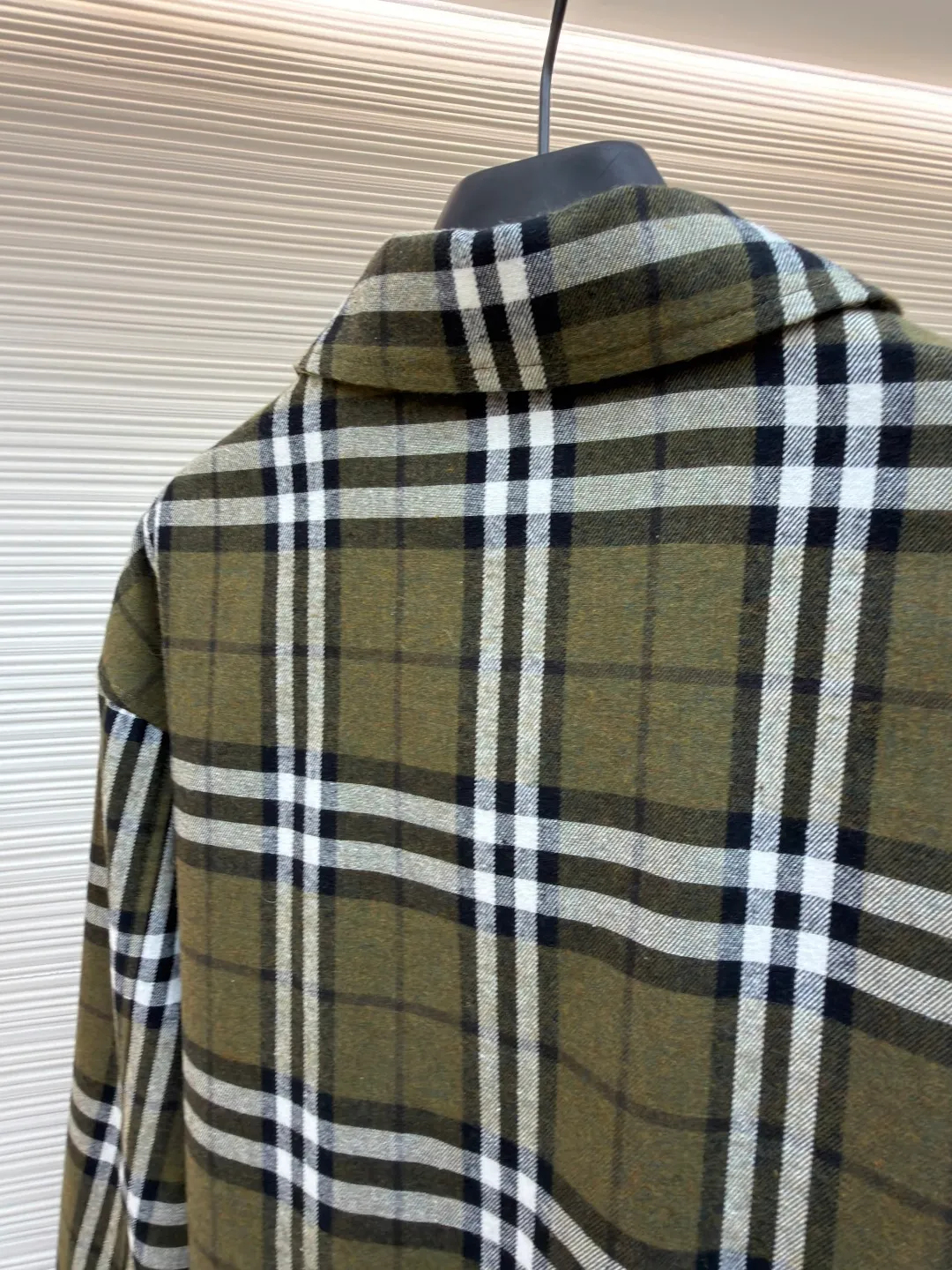 Burberry two-way zipper lapel jacket ●Original version: purchased and developed by 10872 ●Item number: 1682477-C35 ●Fabric: wool fabric ●Technology: made on positioning cutting machine ●Color: green ●Version: fitted version ●Weight: about 650 grams ●Size: S-M-L-XL ●Description: This Burberry plaid jacket is developed from the original mold. It uses high-count pure cotton brushed plaid fabric, which is pre-washed and sanded. The fabric feels soft and skin-friendly and has good breathability and stiffness. The plaid pattern is woven using yarn-dyed technology. The texture is clear and will not fade or shift. The classic brown, white and black plaid pattern fully demonstrates the brand recognition. The body adopts a loose off-shoulder design, with metal zipper closure and lapel shape. The details are supplemented by customized metal snaps and brand woven labels. The overall wiring follows luxury craftsmanship standards, the stitching is fine and straight, and the inner hemming is neat and burr-free. Customized accessories and complete three-label blessings, every detail demonstrates craftsmanship. The same style for men and women can easily control various wearing scenarios such as casual commuting and street fashion. The overall wiring is straight and delicate, the fabric is comfortable and soft, and the color is consistent without color difference. It can be matched with the same style to create a fashionable look and control various occasions. Customized accessories, complete with three standards, same style for men and women!