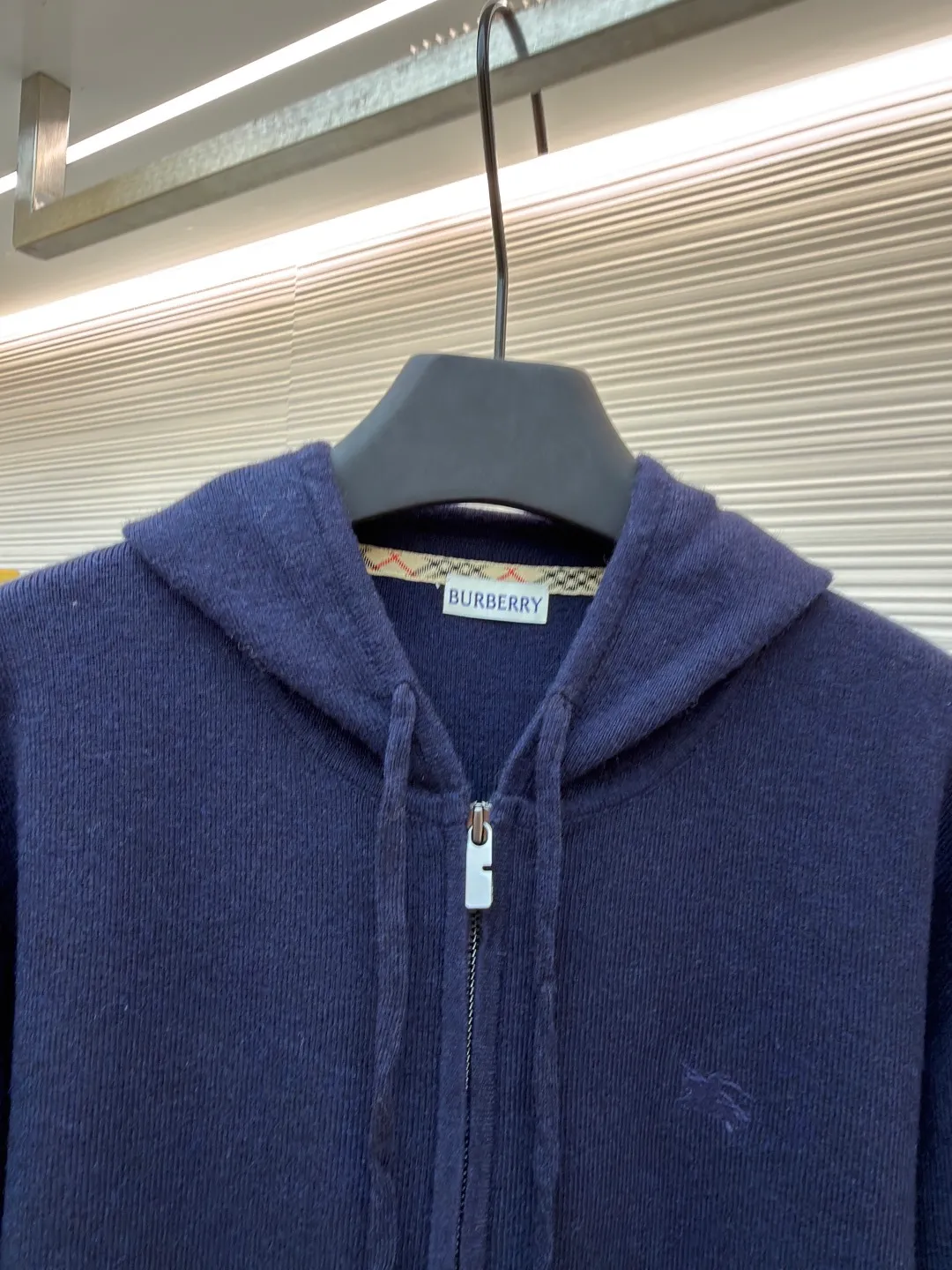Burberry embroidered zipper cardigan ●Original version: Purchased and developed by 4766 ●Item number: 1681788-B70 ●Fabric: wool blended fabric ●Technology: knitted ●Color: navy ●Version: Fitted version ●Weight: about 875 grams ●Size: S-M-L-XL ●Description: Cashmere is the main material that dominates the feel, warmth and lightness of the fabric, while providing an unparalleled wearing experience. A small amount of polyamide and elastic fiber are added to enhance the overall durability and anti-pilling properties. An invisible support network is woven into the soft cashmere, and at the same time it has a certain amount of elasticity, which better fits the curves of the human body and can be retracted and retracted freely. Due to the characteristics of the sweater fabric, it is stretched just right when stretching the frame, and then a hot-melt liner is used under the wool fabric piece to provide it with a certain temporary stable support to prevent it from shrinking after removal, causing pattern distortion, wrinkles and stitch dents. The high-precision calculation program system of the computer embroidery machine controls the movement of the embroidery frame in the X/Y direction, while the needle shuttles up and down, embroidering according to the set path, automatically completing thread trimming, thread jumping and other actions to form a stitch track, automatically adjusting the upper and lower thread tension to ensure that the stitches are smooth and free of floating threads, forming a war horse pattern with an error of ±0.1mm. Add detergent and preliminarily rinse the bulk goods at a water temperature of about 35 degrees to remove impurities during the production process, and then use protease to gently digest the hairiness on the surface to reduce the tendency of pilling from the root, improve the hand feel, retain softness, and eliminate irritation. Finally, after dehydration and drying, the size and shape are stabilized. The overall wiring is straight and delicate, the fabric is comfortable and soft, and the color is consistent without color difference. It can be matched with the same style to create a fashionable look and control various occasions. Customized accessories, complete with three standards, same style for men and women!