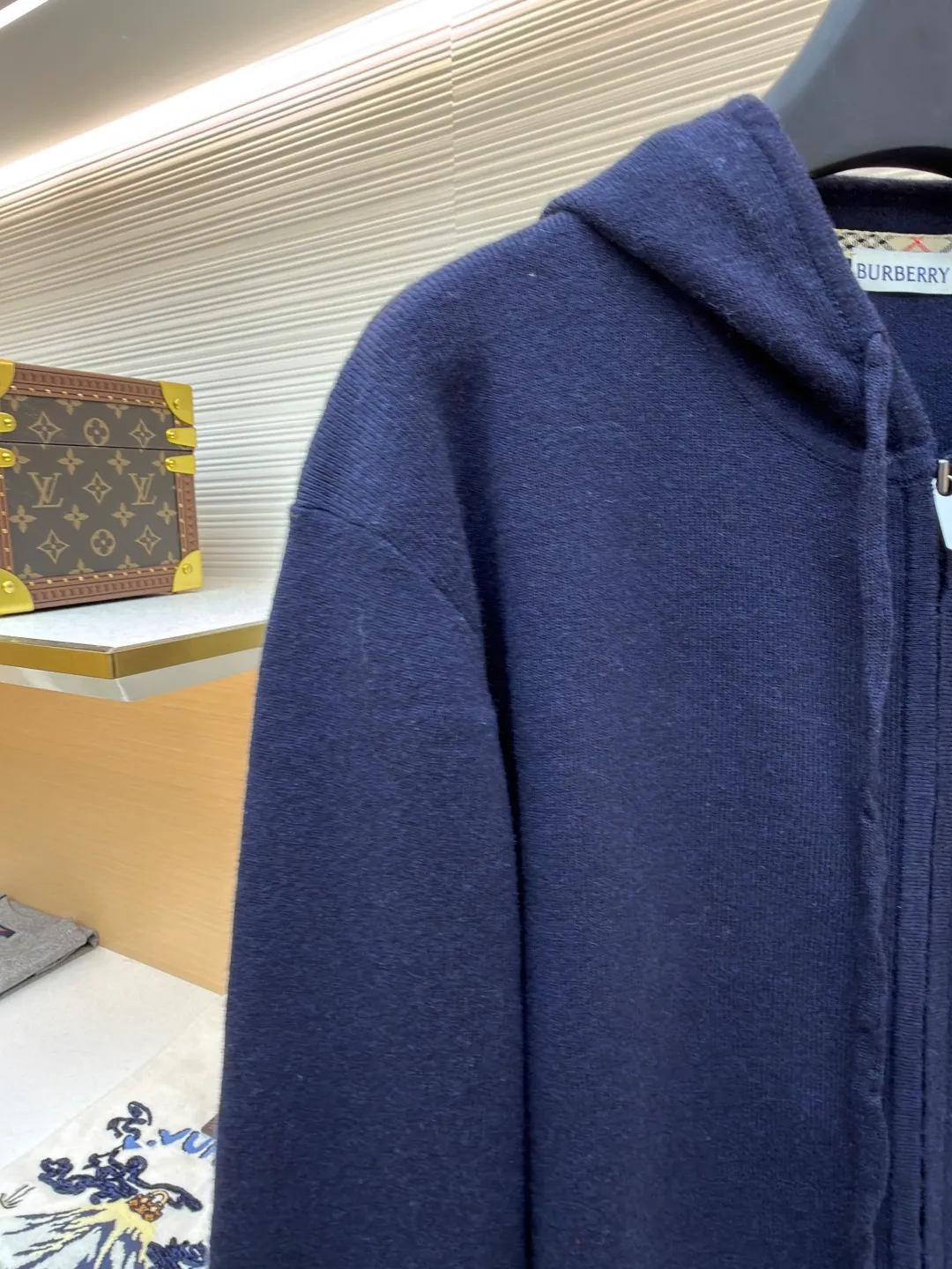 Burberry embroidered zipper cardigan ●Original version: Purchased and developed by 4766 ●Item number: 1681788-B70 ●Fabric: wool blended fabric ●Technology: knitted ●Color: navy ●Version: Fitted version ●Weight: about 875 grams ●Size: S-M-L-XL ●Description: Cashmere is the main material that dominates the feel, warmth and lightness of the fabric, while providing an unparalleled wearing experience. A small amount of polyamide and elastic fiber are added to enhance the overall durability and anti-pilling properties. An invisible support network is woven into the soft cashmere, and at the same time it has a certain amount of elasticity, which better fits the curves of the human body and can be retracted and retracted freely. Due to the characteristics of the sweater fabric, it is stretched just right when stretching the frame, and then a hot-melt liner is used under the wool fabric piece to provide it with a certain temporary stable support to prevent it from shrinking after removal, causing pattern distortion, wrinkles and stitch dents. The high-precision calculation program system of the computer embroidery machine controls the movement of the embroidery frame in the X/Y direction, while the needle shuttles up and down, embroidering according to the set path, automatically completing thread trimming, thread jumping and other actions to form a stitch track, automatically adjusting the upper and lower thread tension to ensure that the stitches are smooth and free of floating threads, forming a war horse pattern with an error of ±0.1mm. Add detergent and preliminarily rinse the bulk goods at a water temperature of about 35 degrees to remove impurities during the production process, and then use protease to gently digest the hairiness on the surface to reduce the tendency of pilling from the root, improve the hand feel, retain softness, and eliminate irritation. Finally, after dehydration and drying, the size and shape are stabilized. The overall wiring is straight and delicate, the fabric is comfortable and soft, and the color is consistent without color difference. It can be matched with the same style to create a fashionable look and control various occasions. Customized accessories, complete with three standards, same style for men and women!