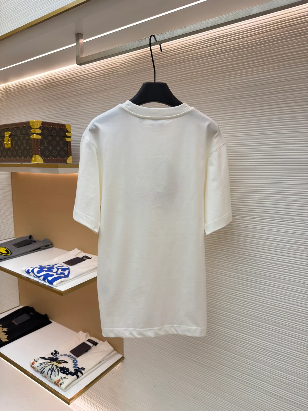 Burberry fleece pony round neck short sleeves ●Original version: Purchased and developed by 4242 ●Item number: 1682164-A05 ●Fabric: pure cotton plain weave ●Technology: embroidery production ●Color: white ●Version: fitted version ●Weight: about 270 grams ●Size: Fine cotton fabrics usually have better moisture absorption, breathability, wear resistance, and are also softer and smoother. Vintage fine cotton fabric is a relatively thick cotton fabric that has been carefully processed and treated to have excellent texture and performance. It feels soft and comfortable and fits the skin very well when worn. Craftsmanship with plush effect, new season equestrian knight logo embroidery, and metallic yarns with a rich touch are the core of the design. During the embroidery process, special yarns containing metallic threads are mixed and programmed through a computer embroidery machine to integrate the metallic yarns into specific parts of the pattern using stitching methods such as chain embroidery and tatami embroidery. On top of the traditional three-dimensional sense of embroidery, a shimmering metallic luster and a special cool touch are added, causing the classic logo pattern to produce local highlights under light, showing a reshaped modern sense and a high-end customization-like sophistication, which is highly recognizable. The overall wiring is straight and delicate, the fabric is comfortable and soft, and the color is consistent without color difference. It can be matched with the same style to create a fashionable look and control various occasions. Customized accessories, complete with three standards, same style for men and women!