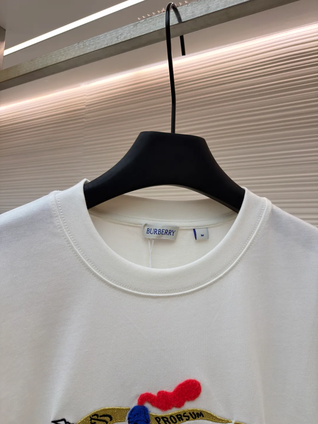Burberry fleece pony round neck short sleeves ●Original version: Purchased and developed by 4242 ●Item number: 1682164-A05 ●Fabric: pure cotton plain weave ●Technology: embroidery production ●Color: white ●Version: fitted version ●Weight: about 270 grams ●Size: Fine cotton fabrics usually have better moisture absorption, breathability, wear resistance, and are also softer and smoother. Vintage fine cotton fabric is a relatively thick cotton fabric that has been carefully processed and treated to have excellent texture and performance. It feels soft and comfortable and fits the skin very well when worn. Craftsmanship with plush effect, new season equestrian knight logo embroidery, and metallic yarns with a rich touch are the core of the design. During the embroidery process, special yarns containing metallic threads are mixed and programmed through a computer embroidery machine to integrate the metallic yarns into specific parts of the pattern using stitching methods such as chain embroidery and tatami embroidery. On top of the traditional three-dimensional sense of embroidery, a shimmering metallic luster and a special cool touch are added, causing the classic logo pattern to produce local highlights under light, showing a reshaped modern sense and a high-end customization-like sophistication, which is highly recognizable. The overall wiring is straight and delicate, the fabric is comfortable and soft, and the color is consistent without color difference. It can be matched with the same style to create a fashionable look and control various occasions. Customized accessories, complete with three standards, same style for men and women!