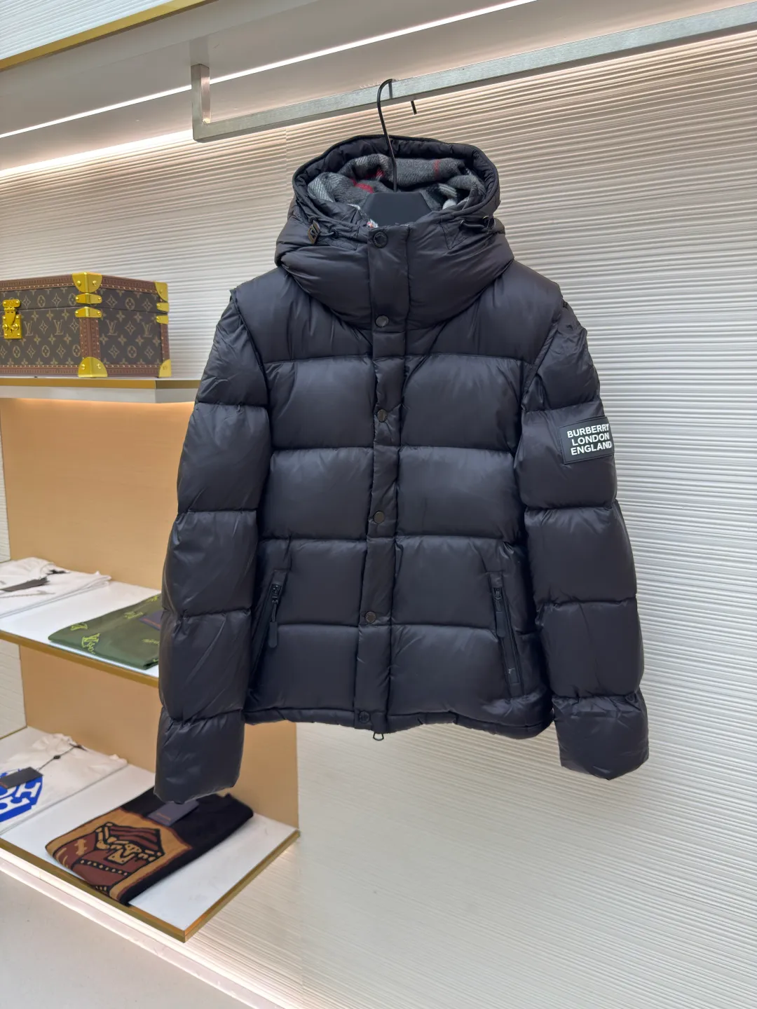 Burberry detachable sleeve hooded down jacket ●Original version: purchased and developed by 6579 ●Item number: 1680757-C95 ●Fabric: waterproof nylon fabric ●Technology: made on positioning cutting machine ●Version: fitted version ●Weight: about 1290 grams ●Size: XS-S-M-L-XL ●Description: Original custom-made waterproof nylon fabric, 90% white velvet filling inside, comfortable and warm while not weighing down the body. Designed with detachable sleeves, the sleeves can be changed instantly after being removed, making it easy to cope with various climates - use two types in one piece. Tonal stitching on the shoulders adds a touch of fashion. The overall wiring is straight and delicate, the fabric is comfortable and soft, and the color is consistent without color difference. It can be matched with the same style to create a fashionable look and control various occasions. Customized accessories, complete with three standards, same style for men and women!