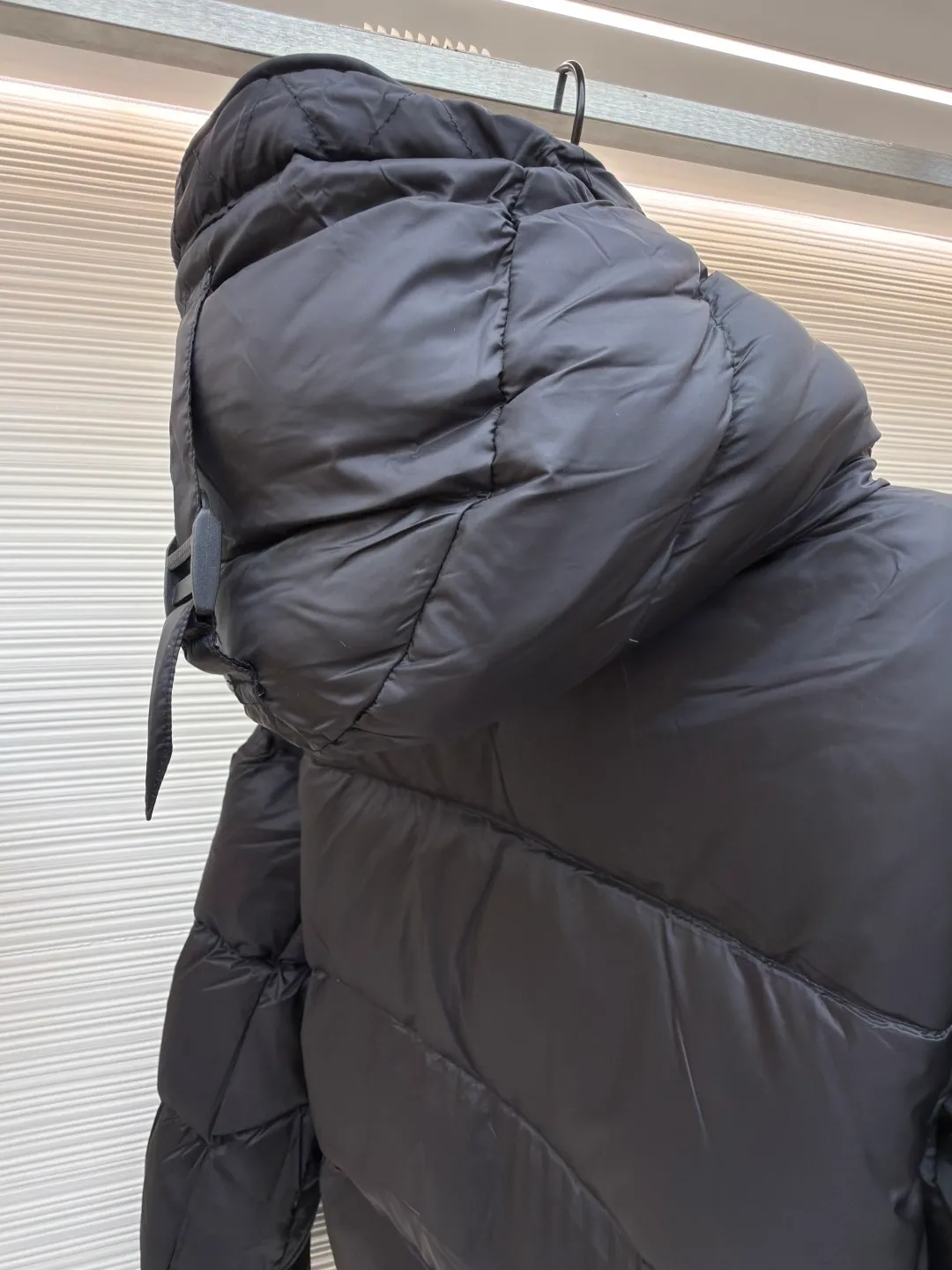 Burberry detachable sleeve hooded down jacket ●Original version: purchased and developed by 6579 ●Item number: 1680757-C95 ●Fabric: waterproof nylon fabric ●Technology: made on positioning cutting machine ●Version: fitted version ●Weight: about 1290 grams ●Size: XS-S-M-L-XL ●Description: Original custom-made waterproof nylon fabric, 90% white velvet filling inside, comfortable and warm while not weighing down the body. Designed with detachable sleeves, the sleeves can be changed instantly after being removed, making it easy to cope with various climates - use two types in one piece. Tonal stitching on the shoulders adds a touch of fashion. The overall wiring is straight and delicate, the fabric is comfortable and soft, and the color is consistent without color difference. It can be matched with the same style to create a fashionable look and control various occasions. Customized accessories, complete with three standards, same style for men and women!