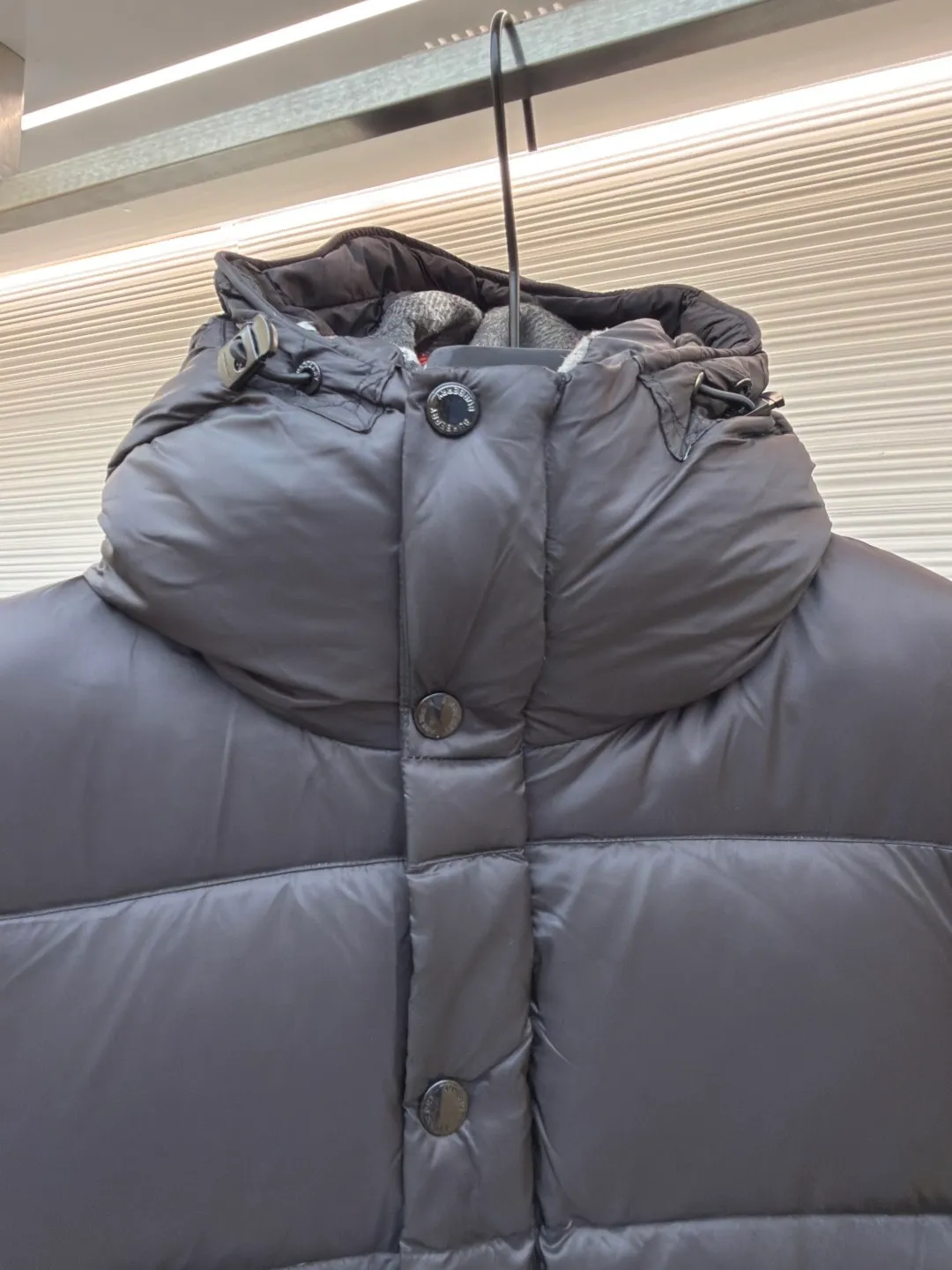 Burberry detachable sleeve hooded down jacket ●Original version: purchased and developed by 6579 ●Item number: 1680757-C95 ●Fabric: waterproof nylon fabric ●Technology: made on positioning cutting machine ●Version: fitted version ●Weight: about 1290 grams ●Size: XS-S-M-L-XL ●Description: Original custom-made waterproof nylon fabric, 90% white velvet filling inside, comfortable and warm while not weighing down the body. Designed with detachable sleeves, the sleeves can be changed instantly after being removed, making it easy to cope with various climates - use two types in one piece. Tonal stitching on the shoulders adds a touch of fashion. The overall wiring is straight and delicate, the fabric is comfortable and soft, and the color is consistent without color difference. It can be matched with the same style to create a fashionable look and control various occasions. Customized accessories, complete with three standards, same style for men and women!