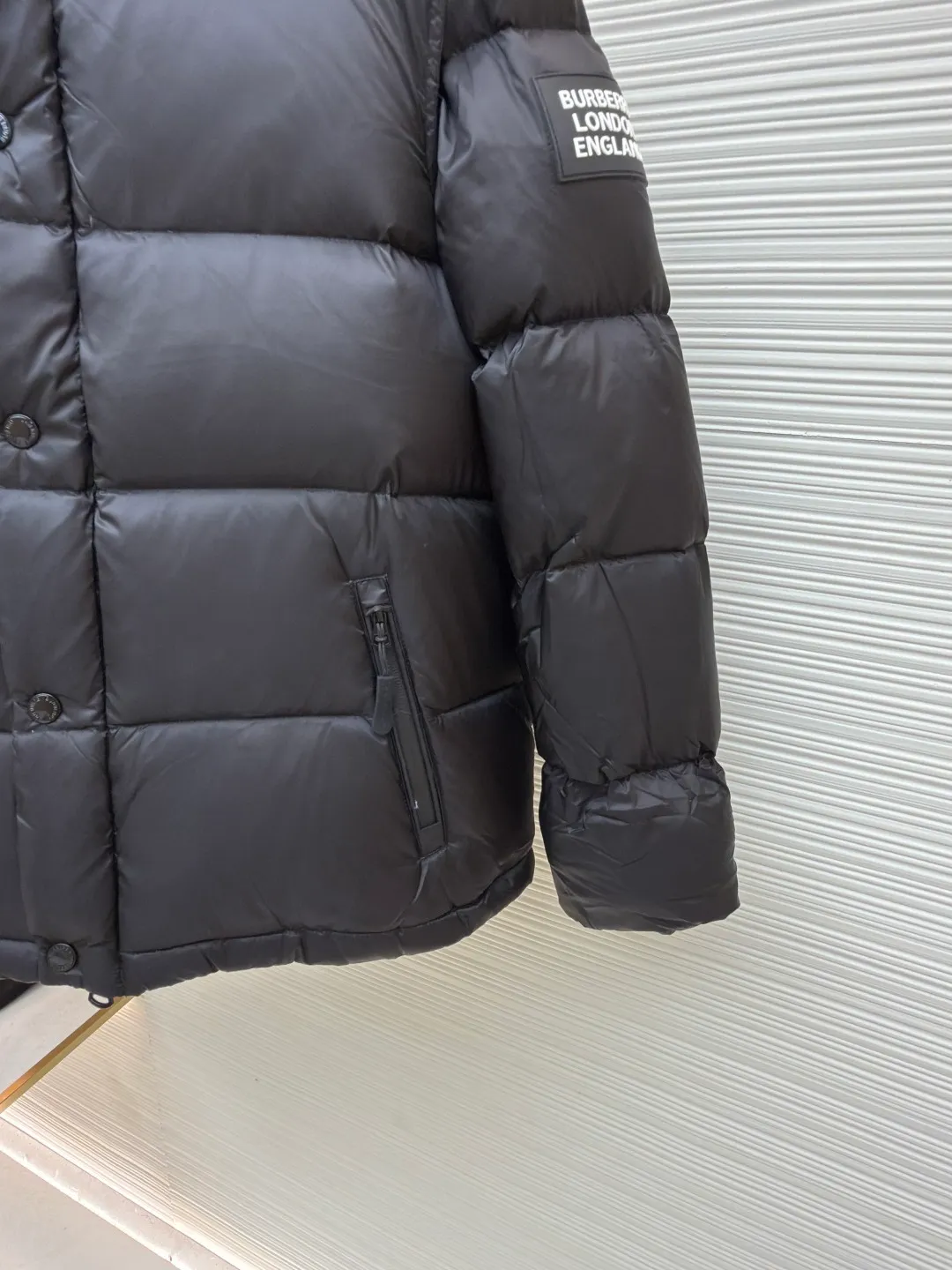 Burberry detachable sleeve hooded down jacket ●Original version: purchased and developed by 6579 ●Item number: 1680757-C95 ●Fabric: waterproof nylon fabric ●Technology: made on positioning cutting machine ●Version: fitted version ●Weight: about 1290 grams ●Size: XS-S-M-L-XL ●Description: Original custom-made waterproof nylon fabric, 90% white velvet filling inside, comfortable and warm while not weighing down the body. Designed with detachable sleeves, the sleeves can be changed instantly after being removed, making it easy to cope with various climates - use two types in one piece. Tonal stitching on the shoulders adds a touch of fashion. The overall wiring is straight and delicate, the fabric is comfortable and soft, and the color is consistent without color difference. It can be matched with the same style to create a fashionable look and control various occasions. Customized accessories, complete with three standards, same style for men and women!
