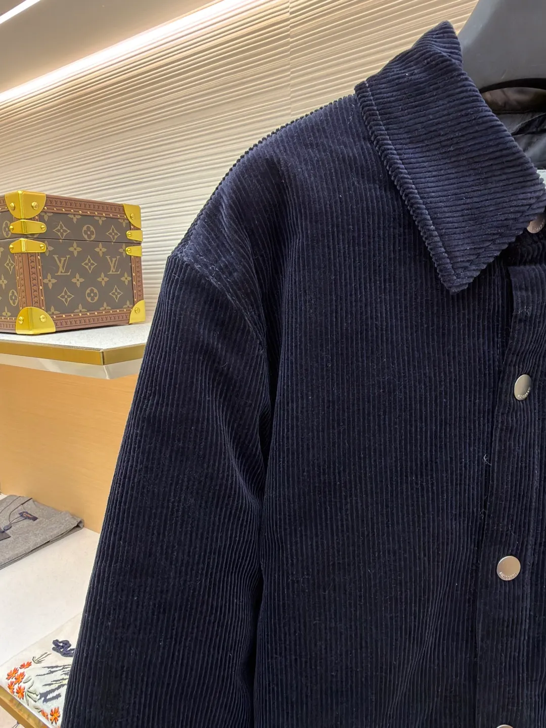 Burberry solid color lapel snap-fastening cotton jacket ●Original version: purchased and developed by 8766 ●Item number: 1681956-B40 ●Fabric: 100% cotton ●Technology: Made on positioning cutting machine ●Color: navy blue ●Version: fitted version ●Weight: about 940 grams ●Size: S-M-L-XL ●Description: This LV navy corduroy jacket is made of 8 wide corduroy fabrics, which are washed and distressed. The velvet strips are full and soft to the touch, while maintaining wrinkle resistance. The body of the garment adopts a whole-piece cutting process to ensure that the vertical texture of the corduroy is consistent and uninterrupted, and the splicing is sewn with invisible embedded clips, making the appearance more tidy. The chest patch pocket is made of double-layer quilted fabric, and the edges of the bag flap are edged with the same material. It is equipped with matte metal snap buttons, and the buckle surface is sandblasted to give a low-key texture. The ribs on the cuffs and hem are made of the same fabric and are elastic to fit the body shape. The left arm decorative plate is made of embossed + vegetable tanned leather splicing, and the brand logo is concealed and three-dimensional. The inner lining is lined with thin nylon interlining to improve the smoothness of putting on and taking off. The overall stitching stitches are evenly spaced (8 stitches per centimeter), taking into account the retro texture and practical durability. The overall wiring is straight and delicate, the fabric is comfortable and soft, and the color is consistent without color difference. It can be matched with the same style to create a fashionable look and control various occasions. Customized accessories, complete with three standards, same style for men and women!