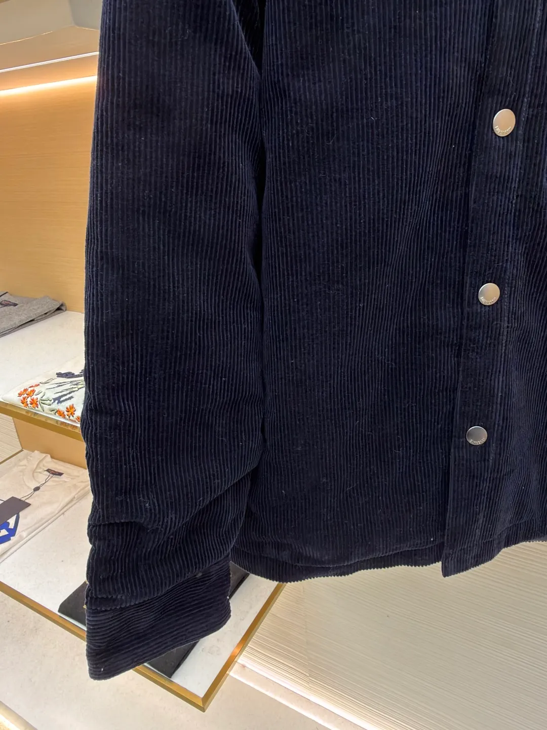 Burberry solid color lapel snap-fastening cotton jacket ●Original version: purchased and developed by 8766 ●Item number: 1681956-B40 ●Fabric: 100% cotton ●Technology: Made on positioning cutting machine ●Color: navy blue ●Version: fitted version ●Weight: about 940 grams ●Size: S-M-L-XL ●Description: This LV navy corduroy jacket is made of 8 wide corduroy fabrics, which are washed and distressed. The velvet strips are full and soft to the touch, while maintaining wrinkle resistance. The body of the garment adopts a whole-piece cutting process to ensure that the vertical texture of the corduroy is consistent and uninterrupted, and the splicing is sewn with invisible embedded clips, making the appearance more tidy. The chest patch pocket is made of double-layer quilted fabric, and the edges of the bag flap are edged with the same material. It is equipped with matte metal snap buttons, and the buckle surface is sandblasted to give a low-key texture. The ribs on the cuffs and hem are made of the same fabric and are elastic to fit the body shape. The left arm decorative plate is made of embossed + vegetable tanned leather splicing, and the brand logo is concealed and three-dimensional. The inner lining is lined with thin nylon interlining to improve the smoothness of putting on and taking off. The overall stitching stitches are evenly spaced (8 stitches per centimeter), taking into account the retro texture and practical durability. The overall wiring is straight and delicate, the fabric is comfortable and soft, and the color is consistent without color difference. It can be matched with the same style to create a fashionable look and control various occasions. Customized accessories, complete with three standards, same style for men and women!