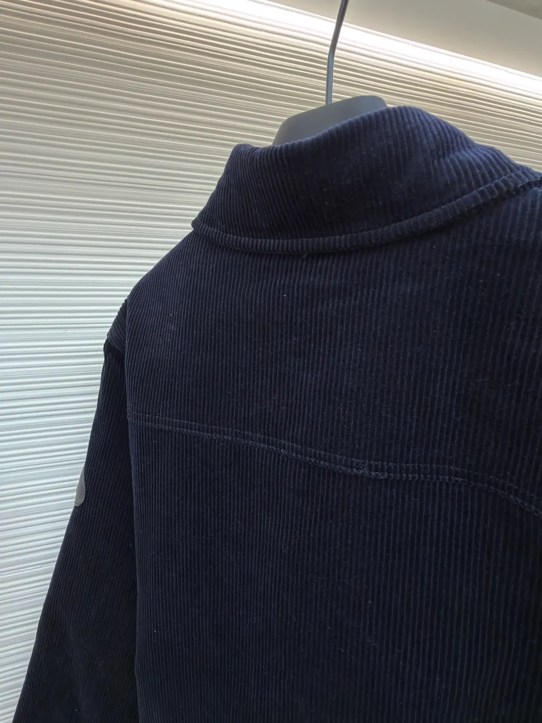 Burberry solid color lapel snap-fastening cotton jacket ●Original version: purchased and developed by 8766 ●Item number: 1681956-B40 ●Fabric: 100% cotton ●Technology: Made on positioning cutting machine ●Color: navy blue ●Version: fitted version ●Weight: about 940 grams ●Size: S-M-L-XL ●Description: This LV navy corduroy jacket is made of 8 wide corduroy fabrics, which are washed and distressed. The velvet strips are full and soft to the touch, while maintaining wrinkle resistance. The body of the garment adopts a whole-piece cutting process to ensure that the vertical texture of the corduroy is consistent and uninterrupted, and the splicing is sewn with invisible embedded clips, making the appearance more tidy. The chest patch pocket is made of double-layer quilted fabric, and the edges of the bag flap are edged with the same material. It is equipped with matte metal snap buttons, and the buckle surface is sandblasted to give a low-key texture. The ribs on the cuffs and hem are made of the same fabric and are elastic to fit the body shape. The left arm decorative plate is made of embossed + vegetable tanned leather splicing, and the brand logo is concealed and three-dimensional. The inner lining is lined with thin nylon interlining to improve the smoothness of putting on and taking off. The overall stitching stitches are evenly spaced (8 stitches per centimeter), taking into account the retro texture and practical durability. The overall wiring is straight and delicate, the fabric is comfortable and soft, and the color is consistent without color difference. It can be matched with the same style to create a fashionable look and control various occasions. Customized accessories, complete with three standards, same style for men and women!