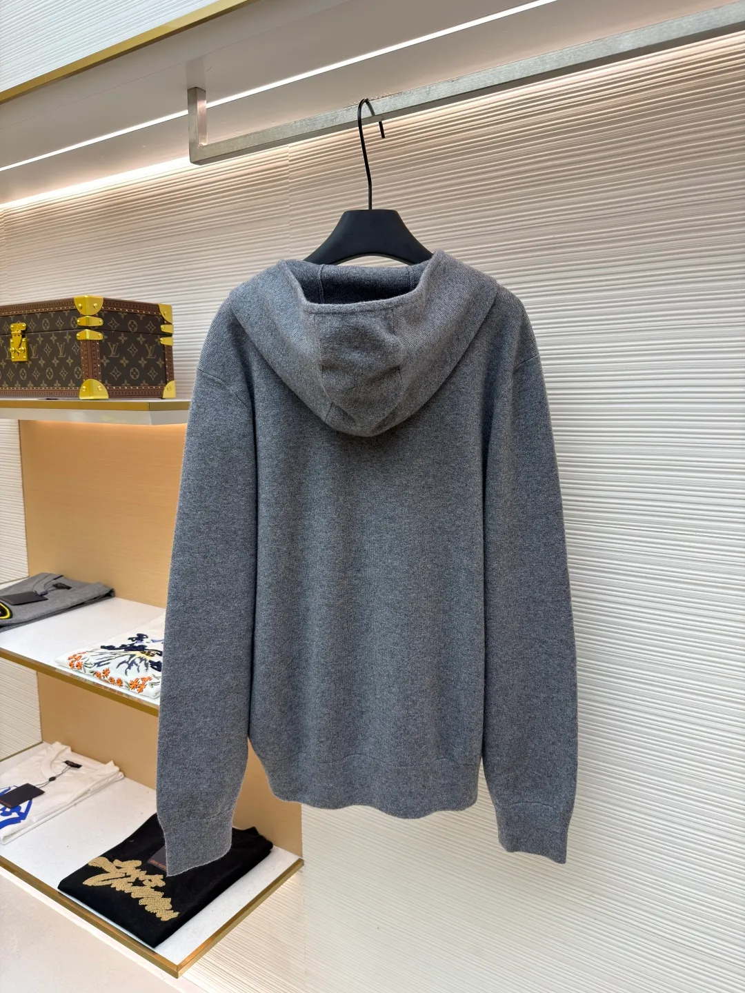Burberry embroidered zipper cardigan ●Original version: Purchased and developed by 6347 ●Item number: 1681789-B70 ●Fabric: wool blended fabric ●Technology: knitted ●Color: gray ●Version: Fitted version ●Weight: about 905 grams ●Size: S-M-L-XL ●Description: Cashmere is used as the main body to dominate the feel, warmth and lightness of the fabric, while providing an unparalleled wearing experience. A small amount of polyamide and elastic fiber are added to enhance the overall durability and anti-pilling properties. An invisible support network is woven into the soft cashmere, and at the same time it has a certain amount of elasticity, which better fits the curves of the human body and can be retracted and retracted freely. Due to the characteristics of the sweater fabric, it is stretched just right when stretching the frame, and then a hot-melt liner is used under the wool fabric piece to provide it with a certain temporary stable support to prevent it from shrinking after removal, causing pattern distortion, wrinkles and stitch dents. The high-precision calculation program system of the computer embroidery machine controls the movement of the embroidery frame in the X/Y direction, while the needle shuttles up and down, embroidering according to the set path, automatically completing thread trimming, thread jumping and other actions to form a stitch track, automatically adjusting the upper and lower thread tension to ensure that the stitches are smooth and free of floating threads, forming a war horse pattern with an error of ±0.1mm. Add detergent and preliminarily rinse the bulk goods at a water temperature of about 35 degrees to remove impurities during the production process, and then use protease to gently digest the hairiness on the surface to reduce the tendency of pilling from the root, improve the hand feel, retain softness, and eliminate irritation. Finally, after dehydration and drying, the size and shape are stabilized. The overall wiring is straight and delicate, the fabric is comfortable and soft, and the color is consistent without color difference. It can be matched with the same style to create a fashionable look and control various occasions. Customized accessories, complete with three standards, same style for men and women!