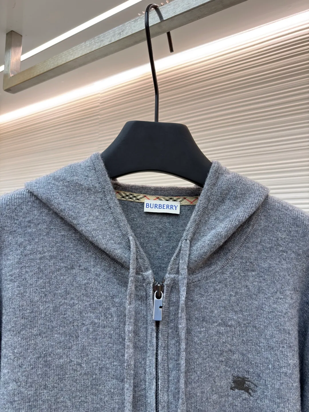 Burberry embroidered zipper cardigan ●Original version: Purchased and developed by 6347 ●Item number: 1681789-B70 ●Fabric: wool blended fabric ●Technology: knitted ●Color: gray ●Version: Fitted version ●Weight: about 905 grams ●Size: S-M-L-XL ●Description: Cashmere is used as the main body to dominate the feel, warmth and lightness of the fabric, while providing an unparalleled wearing experience. A small amount of polyamide and elastic fiber are added to enhance the overall durability and anti-pilling properties. An invisible support network is woven into the soft cashmere, and at the same time it has a certain amount of elasticity, which better fits the curves of the human body and can be retracted and retracted freely. Due to the characteristics of the sweater fabric, it is stretched just right when stretching the frame, and then a hot-melt liner is used under the wool fabric piece to provide it with a certain temporary stable support to prevent it from shrinking after removal, causing pattern distortion, wrinkles and stitch dents. The high-precision calculation program system of the computer embroidery machine controls the movement of the embroidery frame in the X/Y direction, while the needle shuttles up and down, embroidering according to the set path, automatically completing thread trimming, thread jumping and other actions to form a stitch track, automatically adjusting the upper and lower thread tension to ensure that the stitches are smooth and free of floating threads, forming a war horse pattern with an error of ±0.1mm. Add detergent and preliminarily rinse the bulk goods at a water temperature of about 35 degrees to remove impurities during the production process, and then use protease to gently digest the hairiness on the surface to reduce the tendency of pilling from the root, improve the hand feel, retain softness, and eliminate irritation. Finally, after dehydration and drying, the size and shape are stabilized. The overall wiring is straight and delicate, the fabric is comfortable and soft, and the color is consistent without color difference. It can be matched with the same style to create a fashionable look and control various occasions. Customized accessories, complete with three standards, same style for men and women!