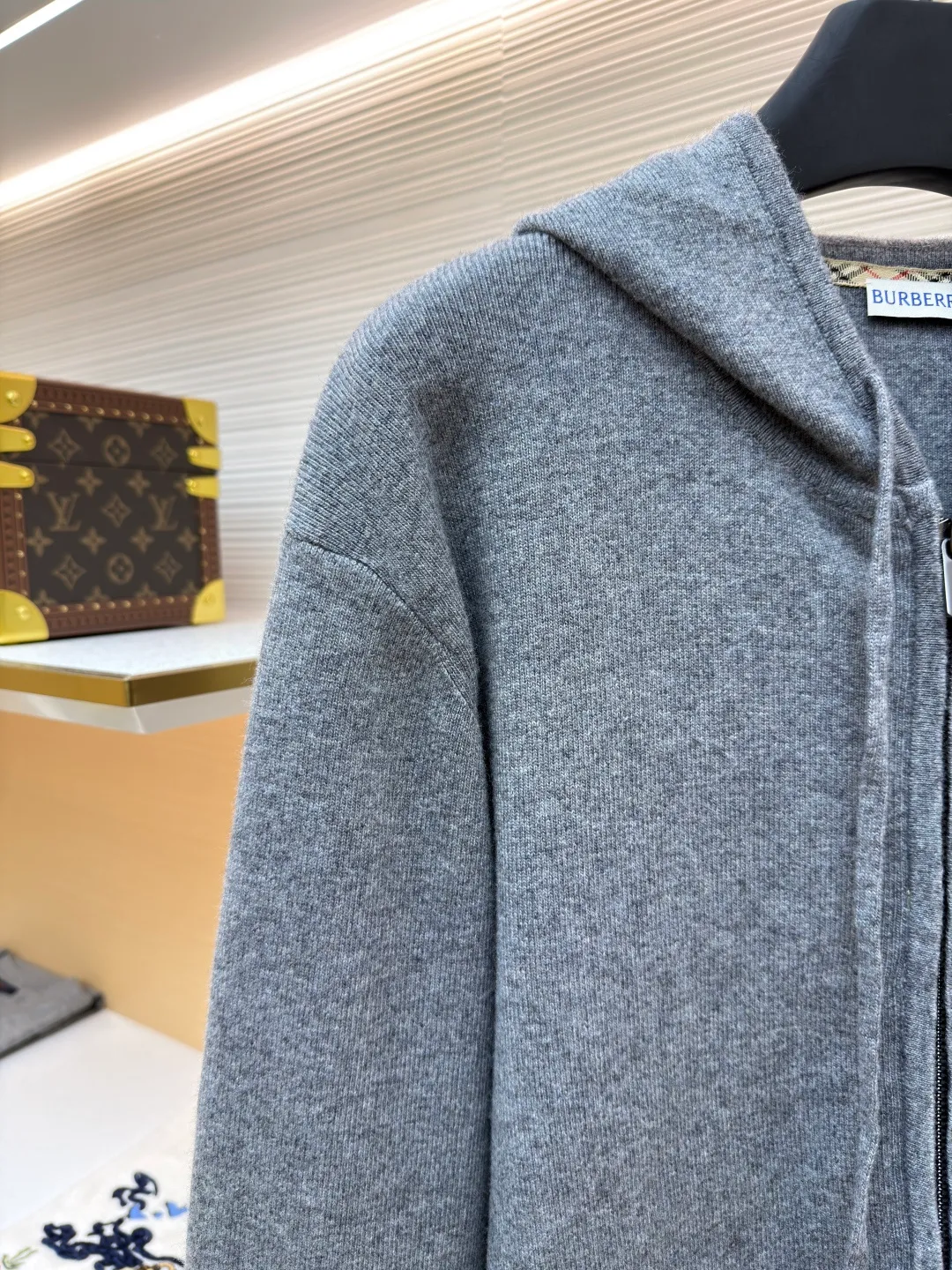 Burberry embroidered zipper cardigan ●Original version: Purchased and developed by 6347 ●Item number: 1681789-B70 ●Fabric: wool blended fabric ●Technology: knitted ●Color: gray ●Version: Fitted version ●Weight: about 905 grams ●Size: S-M-L-XL ●Description: Cashmere is used as the main body to dominate the feel, warmth and lightness of the fabric, while providing an unparalleled wearing experience. A small amount of polyamide and elastic fiber are added to enhance the overall durability and anti-pilling properties. An invisible support network is woven into the soft cashmere, and at the same time it has a certain amount of elasticity, which better fits the curves of the human body and can be retracted and retracted freely. Due to the characteristics of the sweater fabric, it is stretched just right when stretching the frame, and then a hot-melt liner is used under the wool fabric piece to provide it with a certain temporary stable support to prevent it from shrinking after removal, causing pattern distortion, wrinkles and stitch dents. The high-precision calculation program system of the computer embroidery machine controls the movement of the embroidery frame in the X/Y direction, while the needle shuttles up and down, embroidering according to the set path, automatically completing thread trimming, thread jumping and other actions to form a stitch track, automatically adjusting the upper and lower thread tension to ensure that the stitches are smooth and free of floating threads, forming a war horse pattern with an error of ±0.1mm. Add detergent and preliminarily rinse the bulk goods at a water temperature of about 35 degrees to remove impurities during the production process, and then use protease to gently digest the hairiness on the surface to reduce the tendency of pilling from the root, improve the hand feel, retain softness, and eliminate irritation. Finally, after dehydration and drying, the size and shape are stabilized. The overall wiring is straight and delicate, the fabric is comfortable and soft, and the color is consistent without color difference. It can be matched with the same style to create a fashionable look and control various occasions. Customized accessories, complete with three standards, same style for men and women!