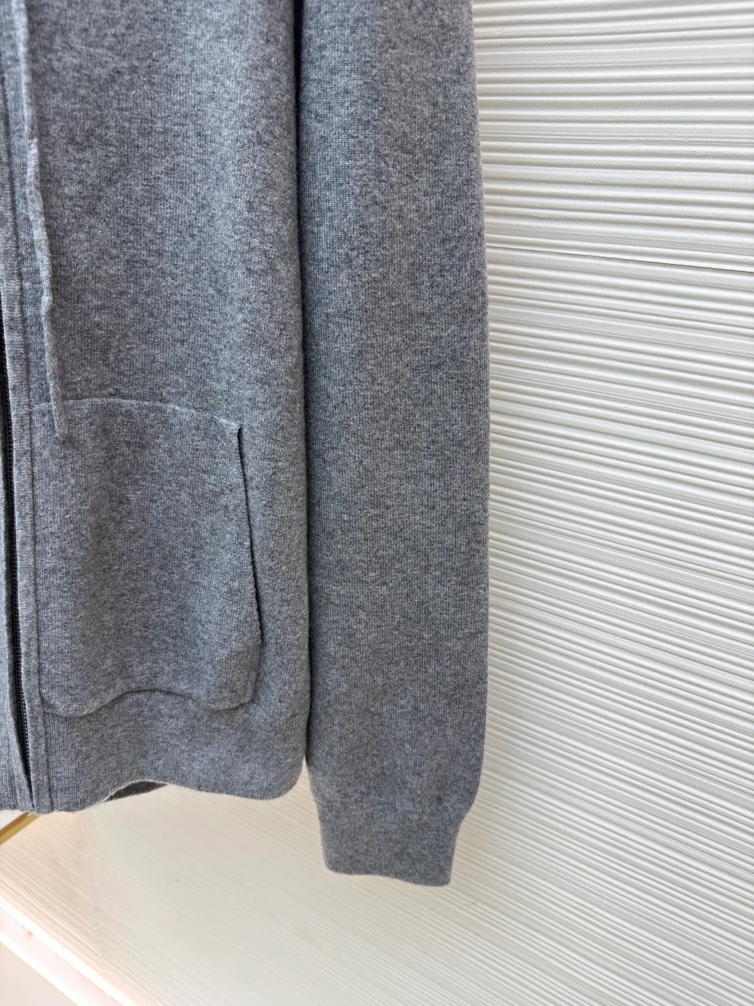 Burberry embroidered zipper cardigan ●Original version: Purchased and developed by 6347 ●Item number: 1681789-B70 ●Fabric: wool blended fabric ●Technology: knitted ●Color: gray ●Version: Fitted version ●Weight: about 905 grams ●Size: S-M-L-XL ●Description: Cashmere is used as the main body to dominate the feel, warmth and lightness of the fabric, while providing an unparalleled wearing experience. A small amount of polyamide and elastic fiber are added to enhance the overall durability and anti-pilling properties. An invisible support network is woven into the soft cashmere, and at the same time it has a certain amount of elasticity, which better fits the curves of the human body and can be retracted and retracted freely. Due to the characteristics of the sweater fabric, it is stretched just right when stretching the frame, and then a hot-melt liner is used under the wool fabric piece to provide it with a certain temporary stable support to prevent it from shrinking after removal, causing pattern distortion, wrinkles and stitch dents. The high-precision calculation program system of the computer embroidery machine controls the movement of the embroidery frame in the X/Y direction, while the needle shuttles up and down, embroidering according to the set path, automatically completing thread trimming, thread jumping and other actions to form a stitch track, automatically adjusting the upper and lower thread tension to ensure that the stitches are smooth and free of floating threads, forming a war horse pattern with an error of ±0.1mm. Add detergent and preliminarily rinse the bulk goods at a water temperature of about 35 degrees to remove impurities during the production process, and then use protease to gently digest the hairiness on the surface to reduce the tendency of pilling from the root, improve the hand feel, retain softness, and eliminate irritation. Finally, after dehydration and drying, the size and shape are stabilized. The overall wiring is straight and delicate, the fabric is comfortable and soft, and the color is consistent without color difference. It can be matched with the same style to create a fashionable look and control various occasions. Customized accessories, complete with three standards, same style for men and women!