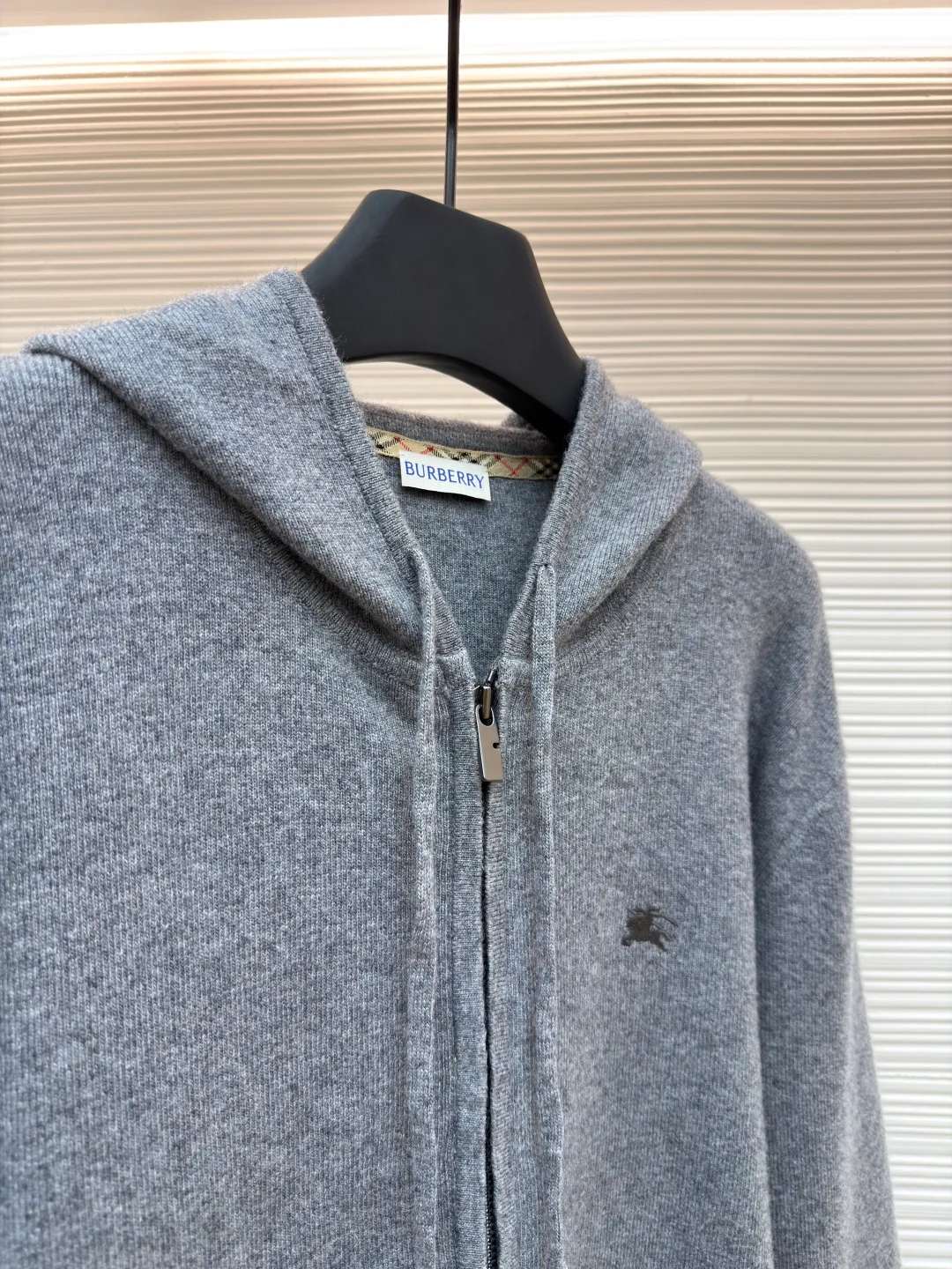 Burberry embroidered zipper cardigan ●Original version: Purchased and developed by 6347 ●Item number: 1681789-B70 ●Fabric: wool blended fabric ●Technology: knitted ●Color: gray ●Version: Fitted version ●Weight: about 905 grams ●Size: S-M-L-XL ●Description: Cashmere is used as the main body to dominate the feel, warmth and lightness of the fabric, while providing an unparalleled wearing experience. A small amount of polyamide and elastic fiber are added to enhance the overall durability and anti-pilling properties. An invisible support network is woven into the soft cashmere, and at the same time it has a certain amount of elasticity, which better fits the curves of the human body and can be retracted and retracted freely. Due to the characteristics of the sweater fabric, it is stretched just right when stretching the frame, and then a hot-melt liner is used under the wool fabric piece to provide it with a certain temporary stable support to prevent it from shrinking after removal, causing pattern distortion, wrinkles and stitch dents. The high-precision calculation program system of the computer embroidery machine controls the movement of the embroidery frame in the X/Y direction, while the needle shuttles up and down, embroidering according to the set path, automatically completing thread trimming, thread jumping and other actions to form a stitch track, automatically adjusting the upper and lower thread tension to ensure that the stitches are smooth and free of floating threads, forming a war horse pattern with an error of ±0.1mm. Add detergent and preliminarily rinse the bulk goods at a water temperature of about 35 degrees to remove impurities during the production process, and then use protease to gently digest the hairiness on the surface to reduce the tendency of pilling from the root, improve the hand feel, retain softness, and eliminate irritation. Finally, after dehydration and drying, the size and shape are stabilized. The overall wiring is straight and delicate, the fabric is comfortable and soft, and the color is consistent without color difference. It can be matched with the same style to create a fashionable look and control various occasions. Customized accessories, complete with three standards, same style for men and women!