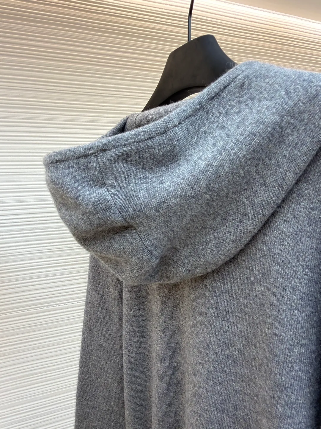 Burberry embroidered zipper cardigan ●Original version: Purchased and developed by 6347 ●Item number: 1681789-B70 ●Fabric: wool blended fabric ●Technology: knitted ●Color: gray ●Version: Fitted version ●Weight: about 905 grams ●Size: S-M-L-XL ●Description: Cashmere is used as the main body to dominate the feel, warmth and lightness of the fabric, while providing an unparalleled wearing experience. A small amount of polyamide and elastic fiber are added to enhance the overall durability and anti-pilling properties. An invisible support network is woven into the soft cashmere, and at the same time it has a certain amount of elasticity, which better fits the curves of the human body and can be retracted and retracted freely. Due to the characteristics of the sweater fabric, it is stretched just right when stretching the frame, and then a hot-melt liner is used under the wool fabric piece to provide it with a certain temporary stable support to prevent it from shrinking after removal, causing pattern distortion, wrinkles and stitch dents. The high-precision calculation program system of the computer embroidery machine controls the movement of the embroidery frame in the X/Y direction, while the needle shuttles up and down, embroidering according to the set path, automatically completing thread trimming, thread jumping and other actions to form a stitch track, automatically adjusting the upper and lower thread tension to ensure that the stitches are smooth and free of floating threads, forming a war horse pattern with an error of ±0.1mm. Add detergent and preliminarily rinse the bulk goods at a water temperature of about 35 degrees to remove impurities during the production process, and then use protease to gently digest the hairiness on the surface to reduce the tendency of pilling from the root, improve the hand feel, retain softness, and eliminate irritation. Finally, after dehydration and drying, the size and shape are stabilized. The overall wiring is straight and delicate, the fabric is comfortable and soft, and the color is consistent without color difference. It can be matched with the same style to create a fashionable look and control various occasions. Customized accessories, complete with three standards, same style for men and women!