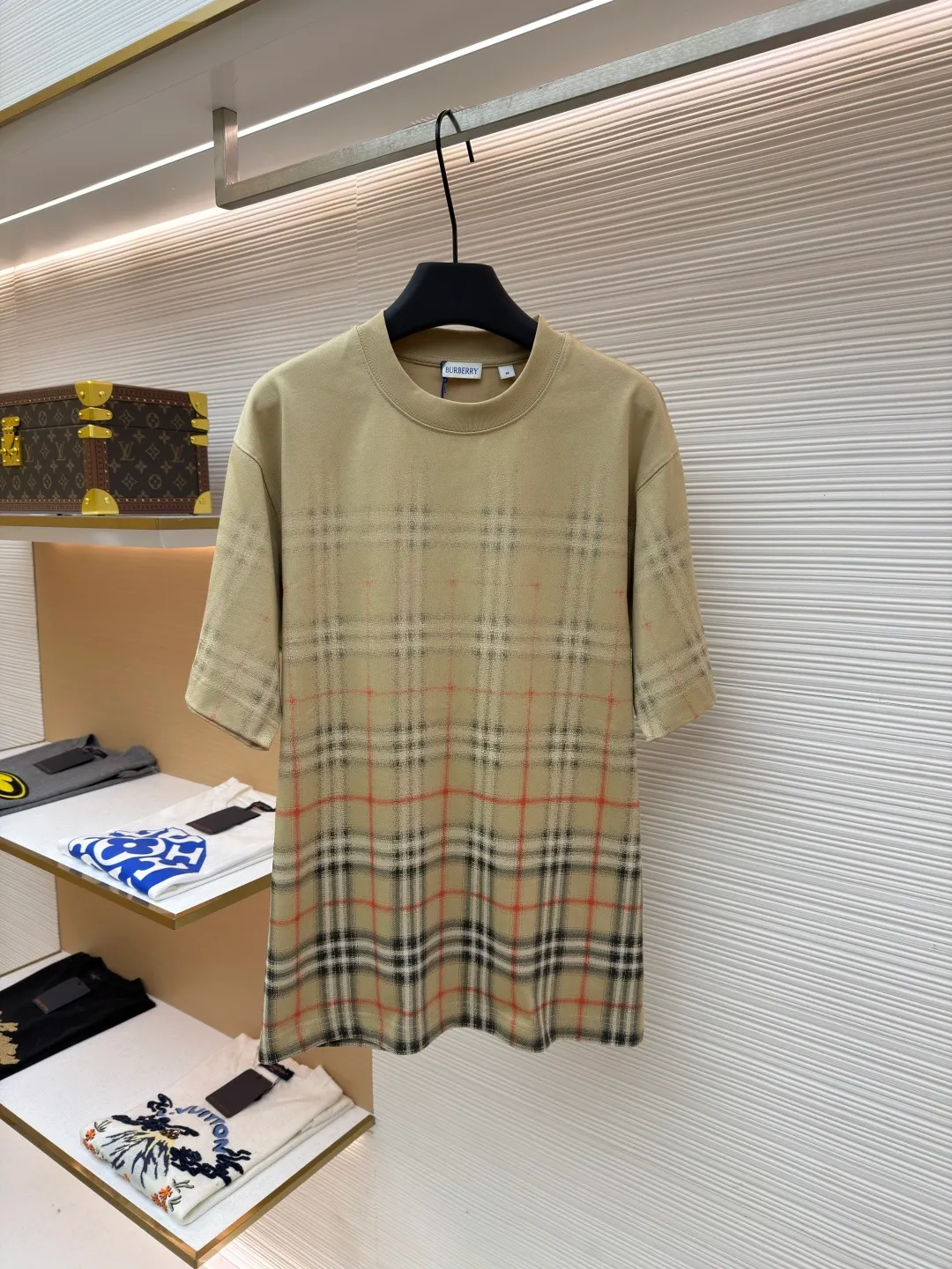 Burberry Gradient Plaid Round Neck Short Sleeve ●Original version: Purchased and developed by 2475 ●Item No.: 1682296-A20 ●Fabric: Plain cotton fabric ●Technology: High-density dot printing ●Color: Khaki ●Version: Fitted version ●Weight: about 260 grams ●Size: XS-S-M-L ●Description: Made of 15S special woven compact cotton with a weight of 230g/㎡; 32 high weight (340g) 1x1 ribs are used for the collar, ensuring excellent elastic recovery and deformation resistance of the collar, which is a key sign of high-quality T-shirts. Specially woven compact cotton applies compact spinning technology during the spinning process, which effectively reduces yarn hairiness and makes the yarn smoother and stronger. This gives the fabric an unusually dense structure, a smooth and smooth surface, and excellent pilling resistance, while retaining the softness and breathability of pure cotton. The weight of 230g is medium to heavy, ensuring that the T-shirt has good stiffness and drape, and is not easy to collapse. The pattern adopts an environmentally friendly high-density dot printing process. The advanced printing technology consists of extremely fine tiny color dots instead of large-area color blocks. Through high-precision screen printing, the environmentally friendly water-based slurry is transferred to the fabric in the form of dots. Its core function and feature is to achieve delicate color gradients: by controlling the density and superposition of dots of different colors, a soft, natural, step-free gradient effect can be created, perfectly realizing the natural blend of plaid and solid colors. Keep the fabric breathable and soft: Due to the dot distribution rather than full-width coverage, the printed area maintains the original breathability and soft touch of the fabric, without a filmy or hardened feel. Using environmentally friendly slurry, it has high color fastness and good washing resistance. The overall wiring is straight and delicate, the fabric is comfortable and soft, and the color is consistent without color difference. It can be matched with the same style to create a fashionable look and control various occasions. Customized accessories, complete with three standards, same style for men and women!