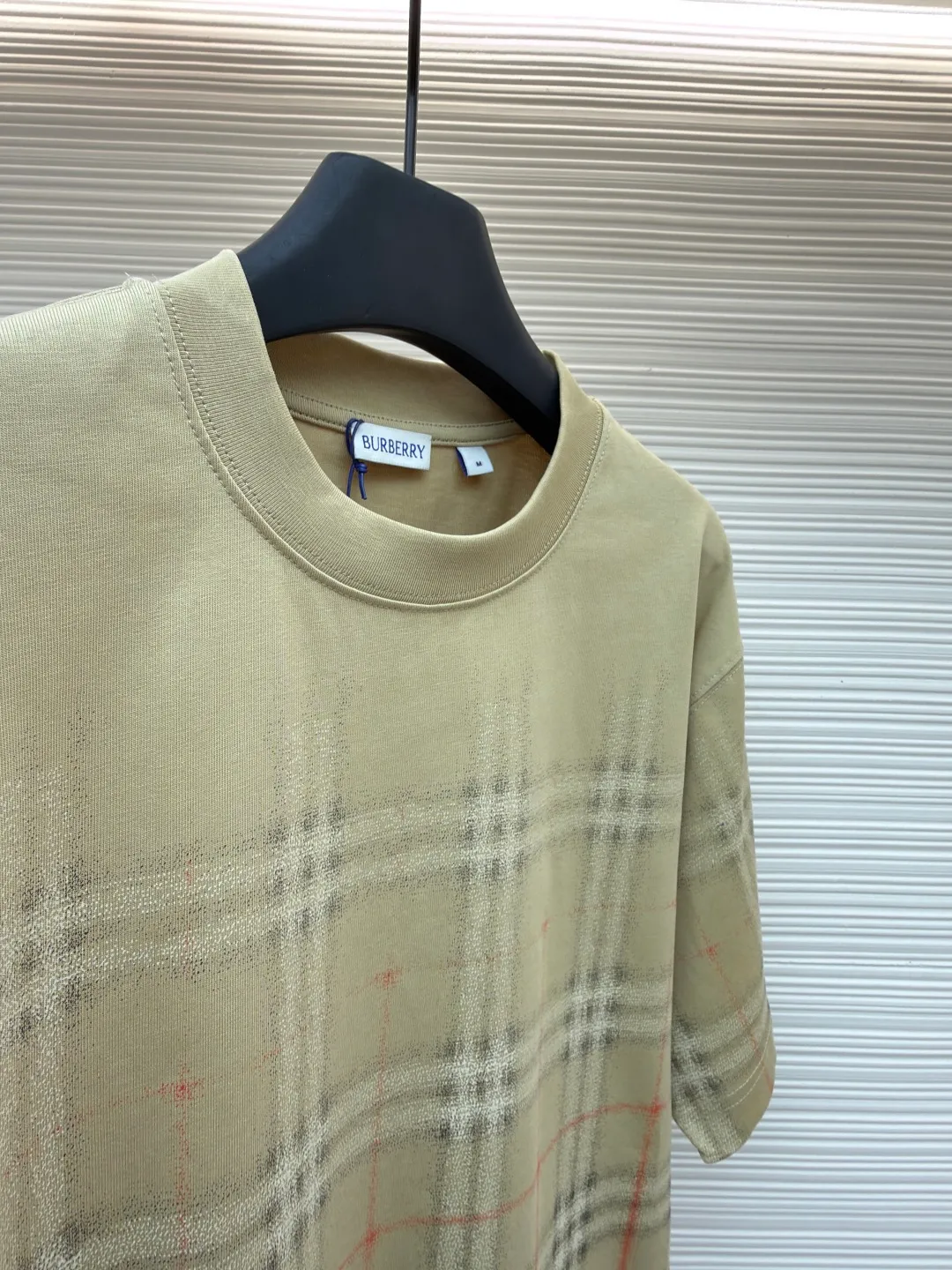 Burberry Gradient Plaid Round Neck Short Sleeve ●Original version: Purchased and developed by 2475 ●Item No.: 1682296-A20 ●Fabric: Plain cotton fabric ●Technology: High-density dot printing ●Color: Khaki ●Version: Fitted version ●Weight: about 260 grams ●Size: XS-S-M-L ●Description: Made of 15S special woven compact cotton with a weight of 230g/㎡; 32 high weight (340g) 1x1 ribs are used for the collar, ensuring excellent elastic recovery and deformation resistance of the collar, which is a key sign of high-quality T-shirts. Specially woven compact cotton applies compact spinning technology during the spinning process, which effectively reduces yarn hairiness and makes the yarn smoother and stronger. This gives the fabric an unusually dense structure, a smooth and smooth surface, and excellent pilling resistance, while retaining the softness and breathability of pure cotton. The weight of 230g is medium to heavy, ensuring that the T-shirt has good stiffness and drape, and is not easy to collapse. The pattern adopts an environmentally friendly high-density dot printing process. The advanced printing technology consists of extremely fine tiny color dots instead of large-area color blocks. Through high-precision screen printing, the environmentally friendly water-based slurry is transferred to the fabric in the form of dots. Its core function and feature is to achieve delicate color gradients: by controlling the density and superposition of dots of different colors, a soft, natural, step-free gradient effect can be created, perfectly realizing the natural blend of plaid and solid colors. Keep the fabric breathable and soft: Due to the dot distribution rather than full-width coverage, the printed area maintains the original breathability and soft touch of the fabric, without a filmy or hardened feel. Using environmentally friendly slurry, it has high color fastness and good washing resistance. The overall wiring is straight and delicate, the fabric is comfortable and soft, and the color is consistent without color difference. It can be matched with the same style to create a fashionable look and control various occasions. Customized accessories, complete with three standards, same style for men and women!