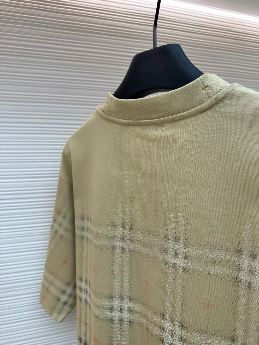 Burberry Gradient Plaid Round Neck Short Sleeve ●Original version: Purchased and developed by 2475 ●Item No.: 1682296-A20 ●Fabric: Plain cotton fabric ●Technology: High-density dot printing ●Color: Khaki ●Version: Fitted version ●Weight: about 260 grams ●Size: XS-S-M-L ●Description: Made of 15S special woven compact cotton with a weight of 230g/㎡; 32 high weight (340g) 1x1 ribs are used for the collar, ensuring excellent elastic recovery and deformation resistance of the collar, which is a key sign of high-quality T-shirts. Specially woven compact cotton applies compact spinning technology during the spinning process, which effectively reduces yarn hairiness and makes the yarn smoother and stronger. This gives the fabric an unusually dense structure, a smooth and smooth surface, and excellent pilling resistance, while retaining the softness and breathability of pure cotton. The weight of 230g is medium to heavy, ensuring that the T-shirt has good stiffness and drape, and is not easy to collapse. The pattern adopts an environmentally friendly high-density dot printing process. The advanced printing technology consists of extremely fine tiny color dots instead of large-area color blocks. Through high-precision screen printing, the environmentally friendly water-based slurry is transferred to the fabric in the form of dots. Its core function and feature is to achieve delicate color gradients: by controlling the density and superposition of dots of different colors, a soft, natural, step-free gradient effect can be created, perfectly realizing the natural blend of plaid and solid colors. Keep the fabric breathable and soft: Due to the dot distribution rather than full-width coverage, the printed area maintains the original breathability and soft touch of the fabric, without a filmy or hardened feel. Using environmentally friendly slurry, it has high color fastness and good washing resistance. The overall wiring is straight and delicate, the fabric is comfortable and soft, and the color is consistent without color difference. It can be matched with the same style to create a fashionable look and control various occasions. Customized accessories, complete with three standards, same style for men and women!
