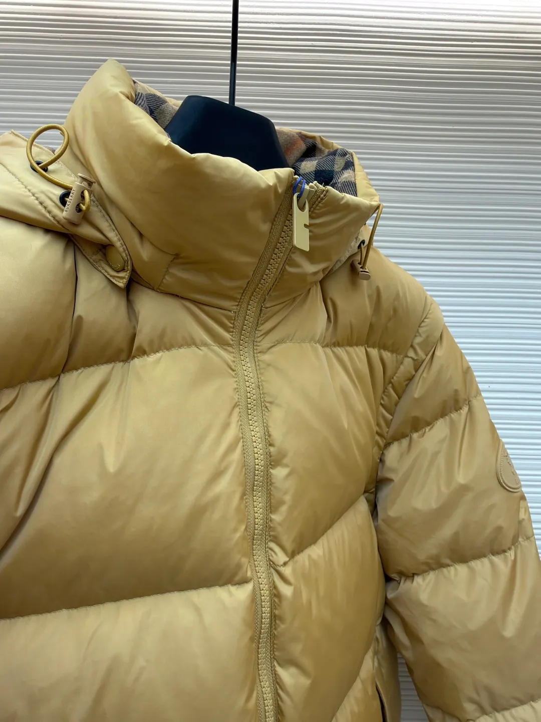 Burberry detachable sleeve down jacket ●Original version: Purchased and developed by 5453 ●Item number: 1682187-C85 ●Fabric: goose down fabric ●Technology: mechanical down filling ●Color: khaki ●Version: fitted version ●Weight: about 1060 grams ●Size: S-M-L-XL ●Description: Filled with goose down and thermal fiber. Decorated with the brand's knight's seal appliqué, inspired by archival graphics from the 1980s. Incorporating detachable sleeve design, you can freely switch between jacket and vest styles. Featuring a relaxed fit, the detachable hood and collar are lined in wool and accented with Burberry check. Two-way zip closure and detachable drawstring hood. Detachable sleeves Side zip pockets Drawstring hem Windproof cuffs Burberry check lining on hood and collar Knight seal appliqué on sleeves. The overall wiring is straight and delicate, the fabric is comfortable and soft, and the color is consistent without color difference. It can be matched with the same style to create a fashionable look and control various occasions. Customized accessories, complete with three standards, same style for men and women!