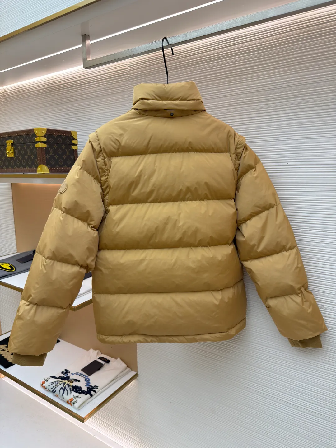 Burberry detachable sleeve down jacket ●Original version: Purchased and developed by 5453 ●Item number: 1682187-C85 ●Fabric: goose down fabric ●Technology: mechanical down filling ●Color: khaki ●Version: fitted version ●Weight: about 1060 grams ●Size: S-M-L-XL ●Description: Filled with goose down and thermal fiber. Decorated with the brand's knight's seal appliqué, inspired by archival graphics from the 1980s. Incorporating detachable sleeve design, you can freely switch between jacket and vest styles. Featuring a relaxed fit, the detachable hood and collar are lined in wool and accented with Burberry check. Two-way zip closure and detachable drawstring hood. Detachable sleeves Side zip pockets Drawstring hem Windproof cuffs Burberry check lining on hood and collar Knight seal appliqué on sleeves. The overall wiring is straight and delicate, the fabric is comfortable and soft, and the color is consistent without color difference. It can be matched with the same style to create a fashionable look and control various occasions. Customized accessories, complete with three standards, same style for men and women!