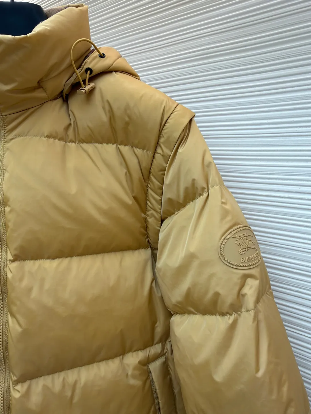 Burberry detachable sleeve down jacket ●Original version: Purchased and developed by 5453 ●Item number: 1682187-C85 ●Fabric: goose down fabric ●Technology: mechanical down filling ●Color: khaki ●Version: fitted version ●Weight: about 1060 grams ●Size: S-M-L-XL ●Description: Filled with goose down and thermal fiber. Decorated with the brand's knight's seal appliqué, inspired by archival graphics from the 1980s. Incorporating detachable sleeve design, you can freely switch between jacket and vest styles. Featuring a relaxed fit, the detachable hood and collar are lined in wool and accented with Burberry check. Two-way zip closure and detachable drawstring hood. Detachable sleeves Side zip pockets Drawstring hem Windproof cuffs Burberry check lining on hood and collar Knight seal appliqué on sleeves. The overall wiring is straight and delicate, the fabric is comfortable and soft, and the color is consistent without color difference. It can be matched with the same style to create a fashionable look and control various occasions. Customized accessories, complete with three standards, same style for men and women!