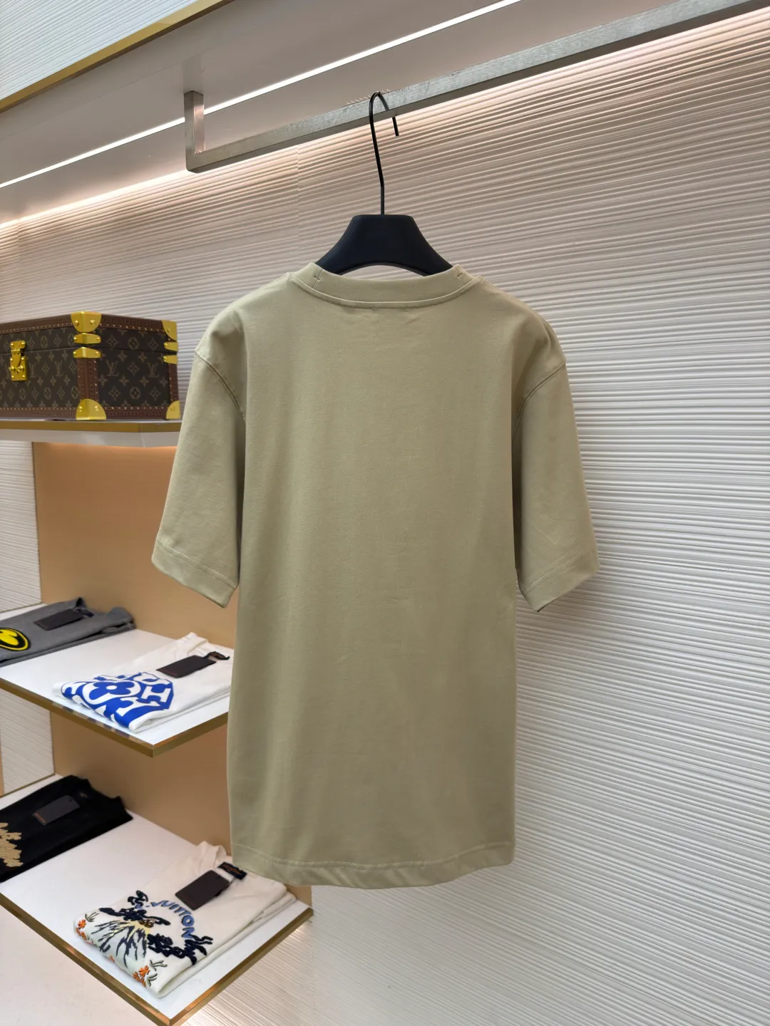 Burberry fleece pony round neck short sleeves ●Original version: Purchased and developed for 4850 ●Item number: 1682161-A05 ●Fabric: pure cotton plain weave ●Technology: embroidery production ●Color: khaki ●Version: fitted version ●Weight: about 290g ●Size: XS-S-M-L ●Description: Made of 15S fine cotton plain weave, 230g; matching 32S double yarn rack thread, 340g. Fine cotton fabrics usually have better moisture absorption, breathability, wear resistance, and are also softer and smoother. Vintage fine cotton fabric is a relatively thick cotton fabric that has been carefully processed and treated to have excellent texture and performance. It feels soft and comfortable and fits the skin very well when worn. Craftsmanship with plush effect, new season equestrian knight logo embroidery, and metallic yarns with a rich touch are the core of the design. During the embroidery process, special yarns containing metallic threads are mixed and programmed through a computer embroidery machine to integrate the metallic yarns into specific parts of the pattern using stitching methods such as chain embroidery and tatami embroidery. On top of the traditional three-dimensional sense of embroidery, a shimmering metallic luster and a special cool touch are added, causing the classic logo pattern to produce local highlights under light, showing a reshaped modern sense and a high-end customization-like sophistication, which is highly recognizable. The overall wiring is straight and delicate, the fabric is comfortable and soft, and the color is consistent without color difference. It can be matched with the same style to create a fashionable look and control various occasions. Customized accessories, complete with three standards, same style for men and women!