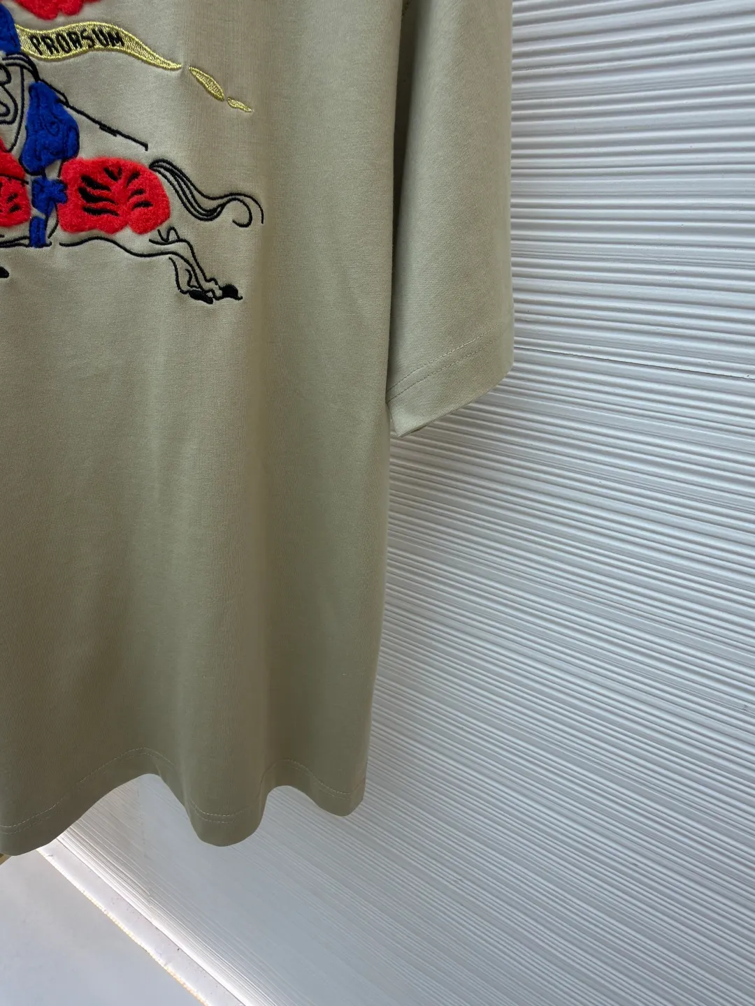 Burberry fleece pony round neck short sleeves ●Original version: Purchased and developed for 4850 ●Item number: 1682161-A05 ●Fabric: pure cotton plain weave ●Technology: embroidery production ●Color: khaki ●Version: fitted version ●Weight: about 290g ●Size: XS-S-M-L ●Description: Made of 15S fine cotton plain weave, 230g; matching 32S double yarn rack thread, 340g. Fine cotton fabrics usually have better moisture absorption, breathability, wear resistance, and are also softer and smoother. Vintage fine cotton fabric is a relatively thick cotton fabric that has been carefully processed and treated to have excellent texture and performance. It feels soft and comfortable and fits the skin very well when worn. Craftsmanship with plush effect, new season equestrian knight logo embroidery, and metallic yarns with a rich touch are the core of the design. During the embroidery process, special yarns containing metallic threads are mixed and programmed through a computer embroidery machine to integrate the metallic yarns into specific parts of the pattern using stitching methods such as chain embroidery and tatami embroidery. On top of the traditional three-dimensional sense of embroidery, a shimmering metallic luster and a special cool touch are added, causing the classic logo pattern to produce local highlights under light, showing a reshaped modern sense and a high-end customization-like sophistication, which is highly recognizable. The overall wiring is straight and delicate, the fabric is comfortable and soft, and the color is consistent without color difference. It can be matched with the same style to create a fashionable look and control various occasions. Customized accessories, complete with three standards, same style for men and women!