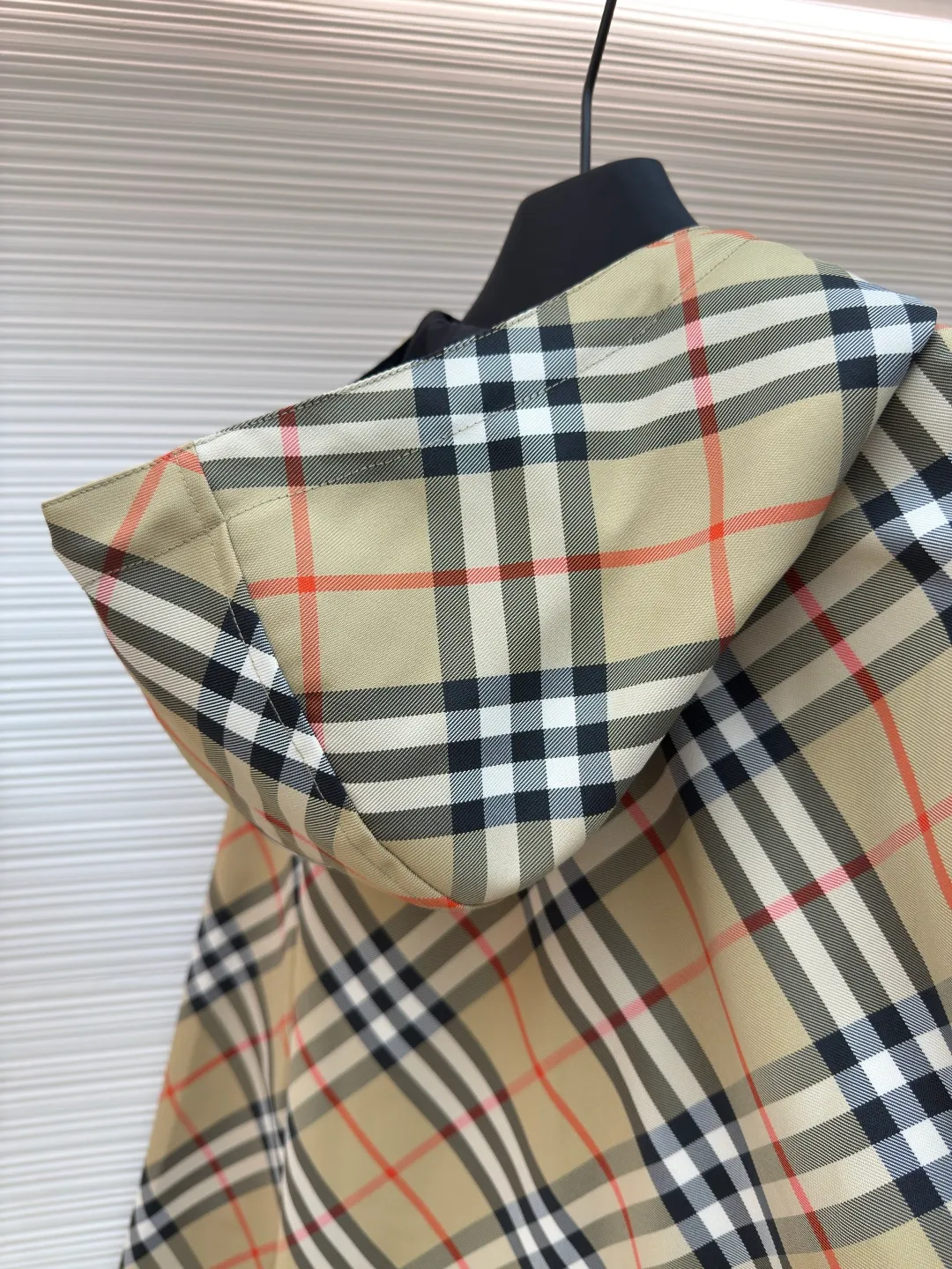 BURBERRY reversible jacket with twill pattern embroidery ●Authentic product: Purchased and developed by 8248 ●Item number: 1680600-c10 ●Fabric: woven fabric ●Technology: Made on positioning cutting machine ●Version: fitted version ●Weight: about 800 grams ●Size: S-M-L-XL ●Description: High-density woven fabric woven from 100% polyester fiber. It has the characteristics of high strength, anti-wrinkle and quick-drying. The high-density weave increases its durability and windproofness. It has good breathability and a subtle texture on the surface. The properties of the fabric make the appearance more crisp, the colors saturated, and the texture enhanced. The fabric made of 100% nylon fiber is known for its excellent wear resistance, excellent soft touch and relatively good elasticity. The relatively light quality makes the whole thing lighter and will not increase the burden of wearing due to the double-sided design. Use positioning cutting machine equipment to accurately cut fabrics, and improve overall quality through optical positioning and mechanical positioning. Ensure that every product meets the high standards of alignment. During the sewing process, the master will always ensure that each piece of fabric can be aligned and aligned after being connected, which also greatly increases the process time. The overall wiring is straight and delicate, the fabric is comfortable and soft, and the color is consistent without color difference. It can be matched with the same style to create a fashionable look and control various occasions. Customized accessories, complete with three standards, same style for men and women!