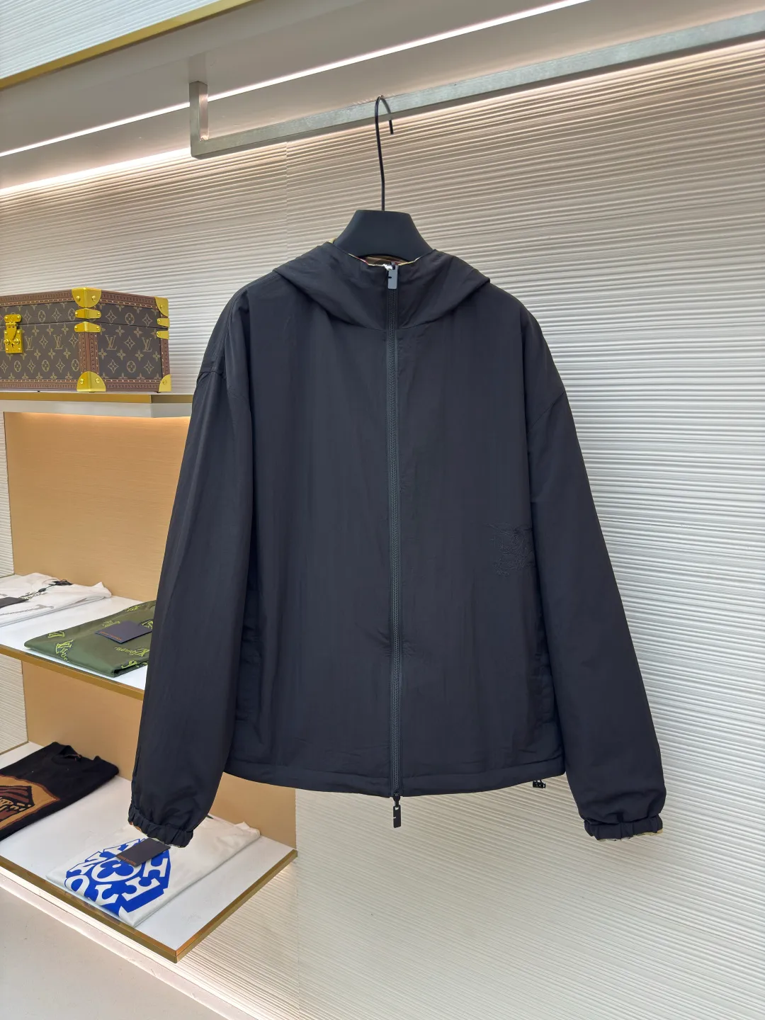 BURBERRY reversible jacket with twill pattern embroidery ●Authentic product: Purchased and developed by 8248 ●Item number: 1680600-c10 ●Fabric: woven fabric ●Technology: Made on positioning cutting machine ●Version: fitted version ●Weight: about 800 grams ●Size: S-M-L-XL ●Description: High-density woven fabric woven from 100% polyester fiber. It has the characteristics of high strength, anti-wrinkle and quick-drying. The high-density weave increases its durability and windproofness. It has good breathability and a subtle texture on the surface. The properties of the fabric make the appearance more crisp, the colors saturated, and the texture enhanced. The fabric made of 100% nylon fiber is known for its excellent wear resistance, excellent soft touch and relatively good elasticity. The relatively light quality makes the whole thing lighter and will not increase the burden of wearing due to the double-sided design. Use positioning cutting machine equipment to accurately cut fabrics, and improve overall quality through optical positioning and mechanical positioning. Ensure that every product meets the high standards of alignment. During the sewing process, the master will always ensure that each piece of fabric can be aligned and aligned after being connected, which also greatly increases the process time. The overall wiring is straight and delicate, the fabric is comfortable and soft, and the color is consistent without color difference. It can be matched with the same style to create a fashionable look and control various occasions. Customized accessories, complete with three standards, same style for men and women!