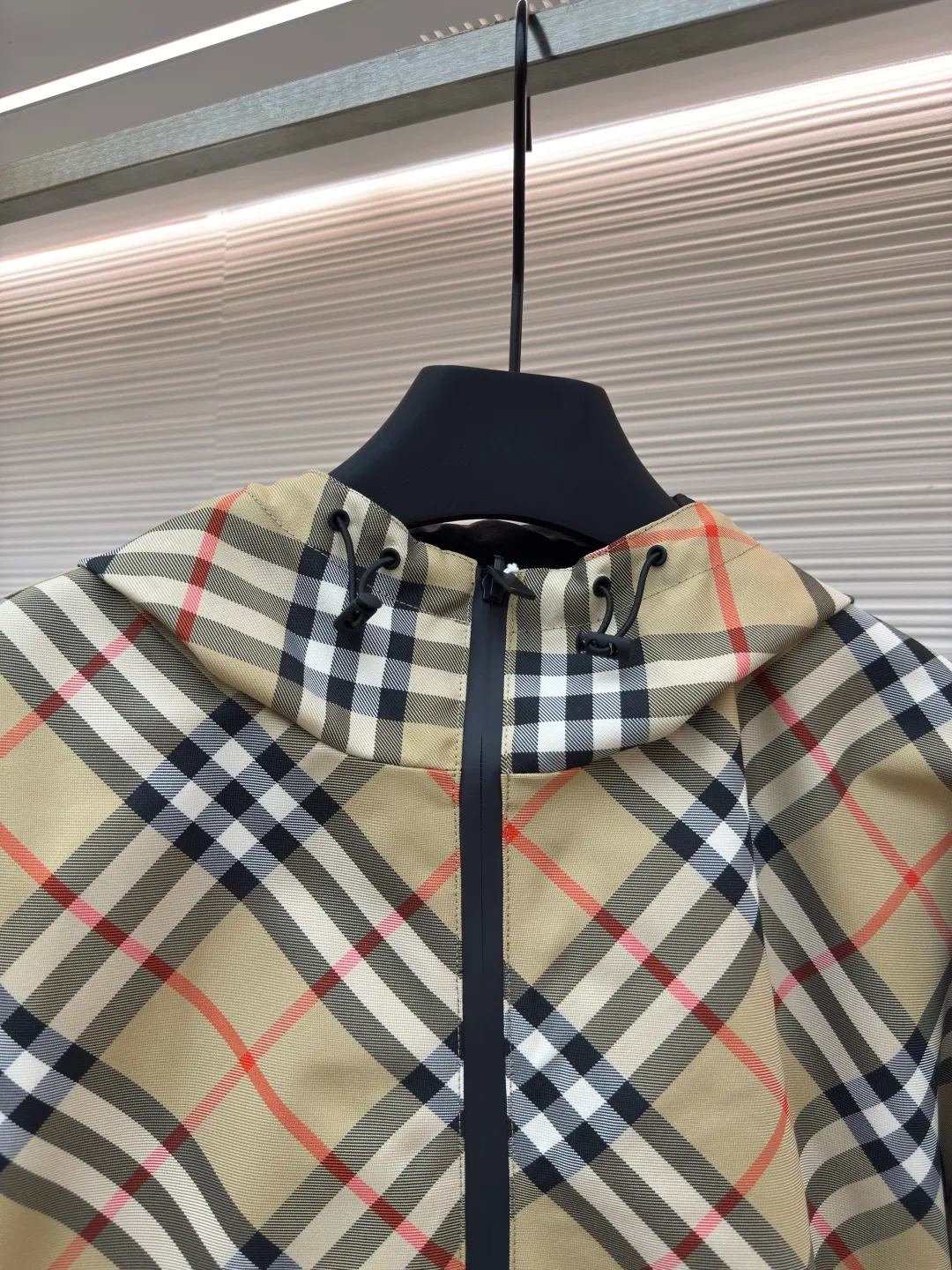 BURBERRY reversible jacket with twill pattern embroidery ●Authentic product: Purchased and developed by 8248 ●Item number: 1680600-c10 ●Fabric: woven fabric ●Technology: Made on positioning cutting machine ●Version: fitted version ●Weight: about 800 grams ●Size: S-M-L-XL ●Description: High-density woven fabric woven from 100% polyester fiber. It has the characteristics of high strength, anti-wrinkle and quick-drying. The high-density weave increases its durability and windproofness. It has good breathability and a subtle texture on the surface. The properties of the fabric make the appearance more crisp, the colors saturated, and the texture enhanced. The fabric made of 100% nylon fiber is known for its excellent wear resistance, excellent soft touch and relatively good elasticity. The relatively light quality makes the whole thing lighter and will not increase the burden of wearing due to the double-sided design. Use positioning cutting machine equipment to accurately cut fabrics, and improve overall quality through optical positioning and mechanical positioning. Ensure that every product meets the high standards of alignment. During the sewing process, the master will always ensure that each piece of fabric can be aligned and aligned after being connected, which also greatly increases the process time. The overall wiring is straight and delicate, the fabric is comfortable and soft, and the color is consistent without color difference. It can be matched with the same style to create a fashionable look and control various occasions. Customized accessories, complete with three standards, same style for men and women!