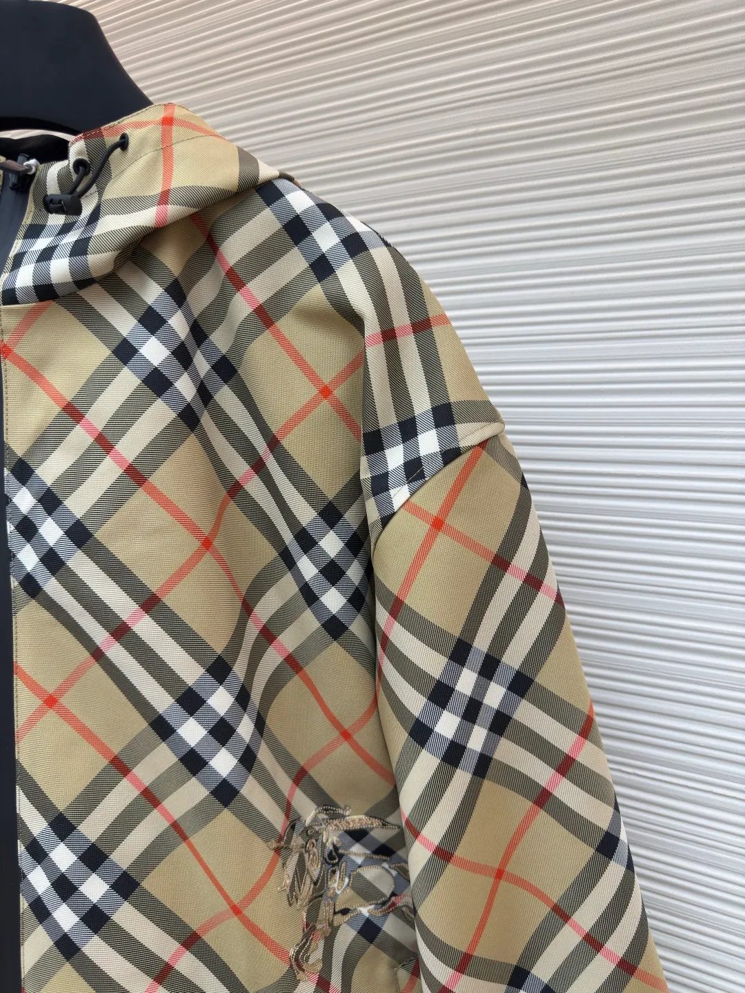 BURBERRY reversible jacket with twill pattern embroidery ●Authentic product: Purchased and developed by 8248 ●Item number: 1680600-c10 ●Fabric: woven fabric ●Technology: Made on positioning cutting machine ●Version: fitted version ●Weight: about 800 grams ●Size: S-M-L-XL ●Description: High-density woven fabric woven from 100% polyester fiber. It has the characteristics of high strength, anti-wrinkle and quick-drying. The high-density weave increases its durability and windproofness. It has good breathability and a subtle texture on the surface. The properties of the fabric make the appearance more crisp, the colors saturated, and the texture enhanced. The fabric made of 100% nylon fiber is known for its excellent wear resistance, excellent soft touch and relatively good elasticity. The relatively light quality makes the whole thing lighter and will not increase the burden of wearing due to the double-sided design. Use positioning cutting machine equipment to accurately cut fabrics, and improve overall quality through optical positioning and mechanical positioning. Ensure that every product meets the high standards of alignment. During the sewing process, the master will always ensure that each piece of fabric can be aligned and aligned after being connected, which also greatly increases the process time. The overall wiring is straight and delicate, the fabric is comfortable and soft, and the color is consistent without color difference. It can be matched with the same style to create a fashionable look and control various occasions. Customized accessories, complete with three standards, same style for men and women!