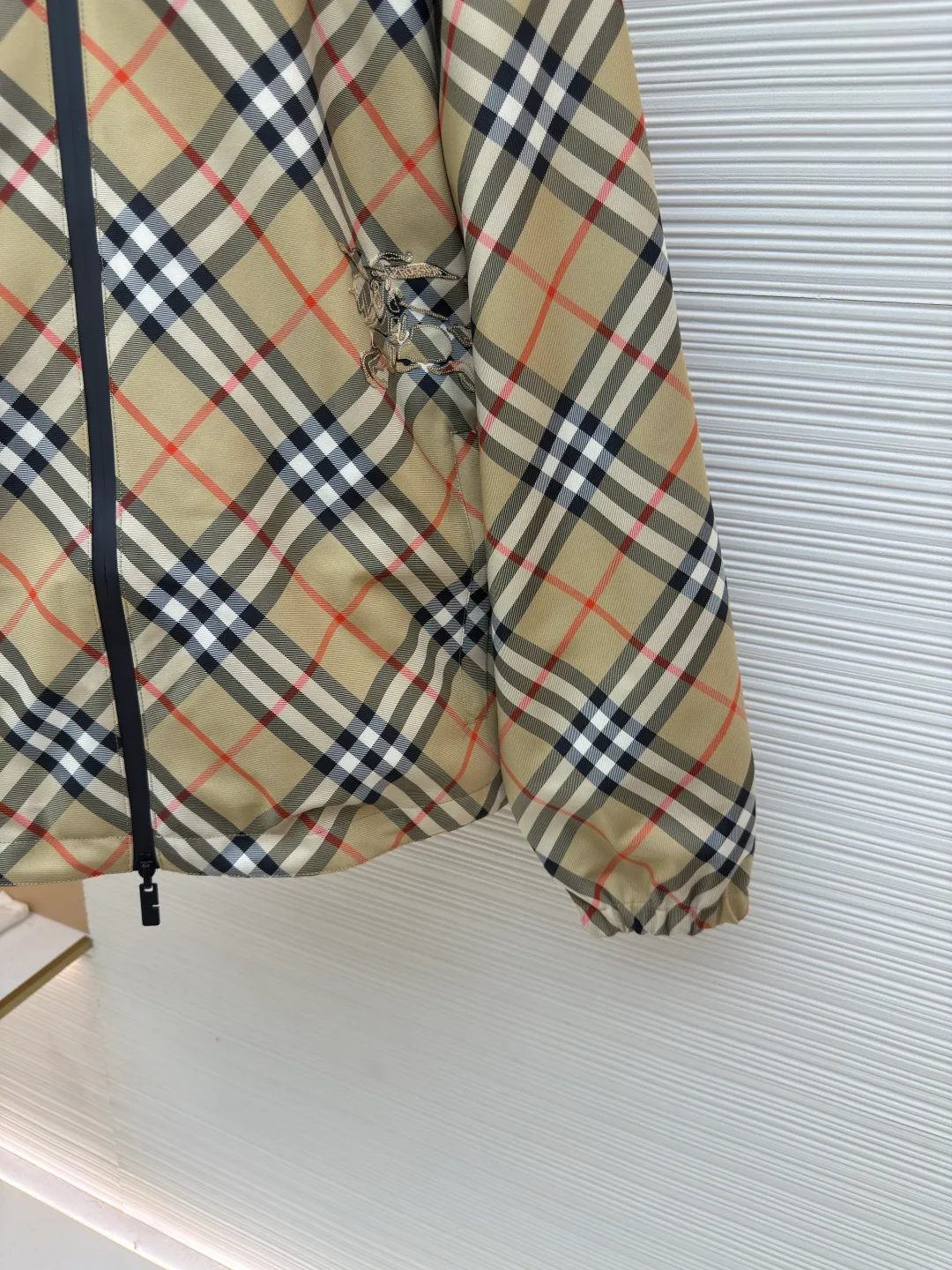 BURBERRY reversible jacket with twill pattern embroidery ●Authentic product: Purchased and developed by 8248 ●Item number: 1680600-c10 ●Fabric: woven fabric ●Technology: Made on positioning cutting machine ●Version: fitted version ●Weight: about 800 grams ●Size: S-M-L-XL ●Description: High-density woven fabric woven from 100% polyester fiber. It has the characteristics of high strength, anti-wrinkle and quick-drying. The high-density weave increases its durability and windproofness. It has good breathability and a subtle texture on the surface. The properties of the fabric make the appearance more crisp, the colors saturated, and the texture enhanced. The fabric made of 100% nylon fiber is known for its excellent wear resistance, excellent soft touch and relatively good elasticity. The relatively light quality makes the whole thing lighter and will not increase the burden of wearing due to the double-sided design. Use positioning cutting machine equipment to accurately cut fabrics, and improve overall quality through optical positioning and mechanical positioning. Ensure that every product meets the high standards of alignment. During the sewing process, the master will always ensure that each piece of fabric can be aligned and aligned after being connected, which also greatly increases the process time. The overall wiring is straight and delicate, the fabric is comfortable and soft, and the color is consistent without color difference. It can be matched with the same style to create a fashionable look and control various occasions. Customized accessories, complete with three standards, same style for men and women!
