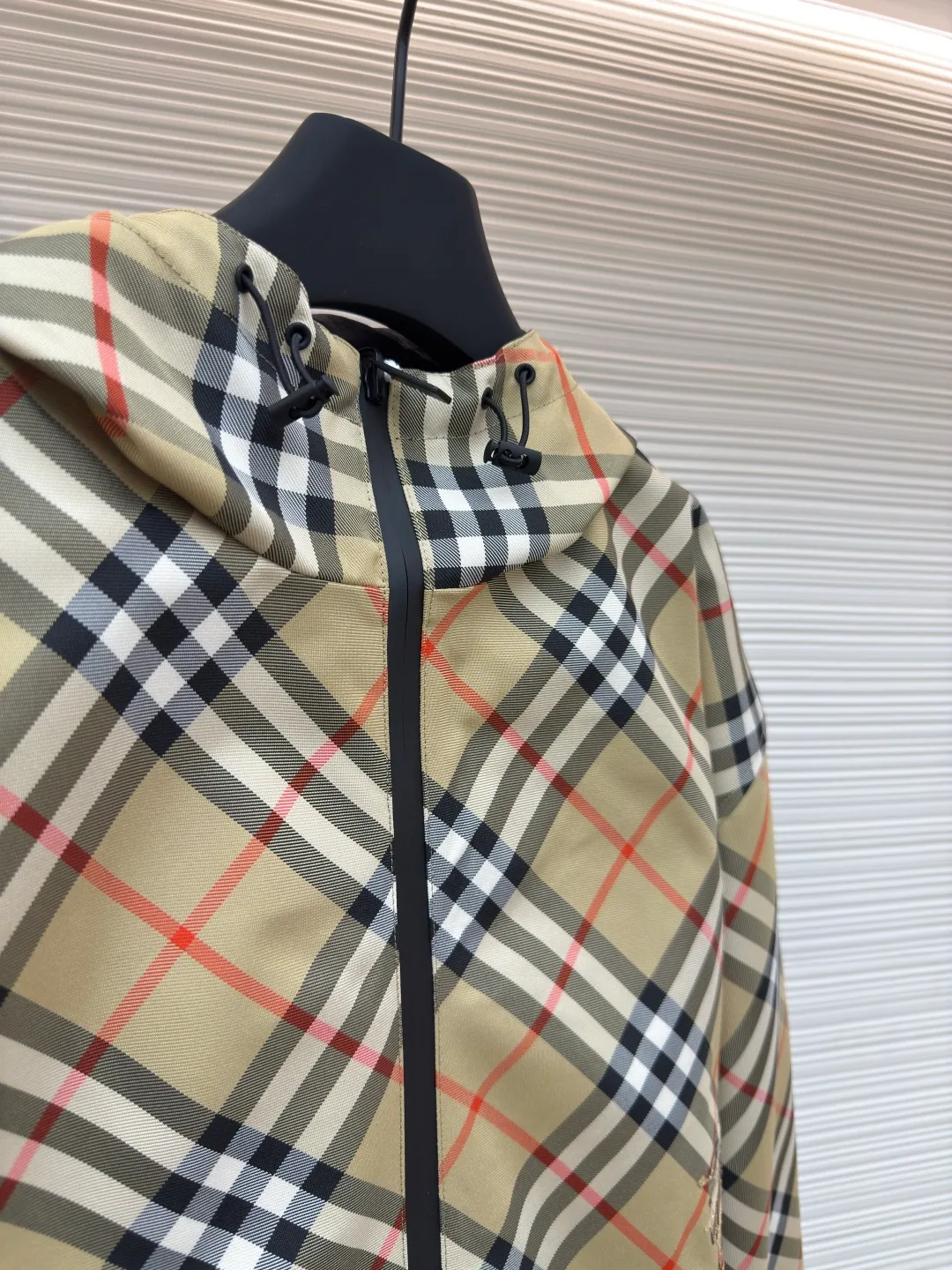BURBERRY reversible jacket with twill pattern embroidery ●Authentic product: Purchased and developed by 8248 ●Item number: 1680600-c10 ●Fabric: woven fabric ●Technology: Made on positioning cutting machine ●Version: fitted version ●Weight: about 800 grams ●Size: S-M-L-XL ●Description: High-density woven fabric woven from 100% polyester fiber. It has the characteristics of high strength, anti-wrinkle and quick-drying. The high-density weave increases its durability and windproofness. It has good breathability and a subtle texture on the surface. The properties of the fabric make the appearance more crisp, the colors saturated, and the texture enhanced. The fabric made of 100% nylon fiber is known for its excellent wear resistance, excellent soft touch and relatively good elasticity. The relatively light quality makes the whole thing lighter and will not increase the burden of wearing due to the double-sided design. Use positioning cutting machine equipment to accurately cut fabrics, and improve overall quality through optical positioning and mechanical positioning. Ensure that every product meets the high standards of alignment. During the sewing process, the master will always ensure that each piece of fabric can be aligned and aligned after being connected, which also greatly increases the process time. The overall wiring is straight and delicate, the fabric is comfortable and soft, and the color is consistent without color difference. It can be matched with the same style to create a fashionable look and control various occasions. Customized accessories, complete with three standards, same style for men and women!