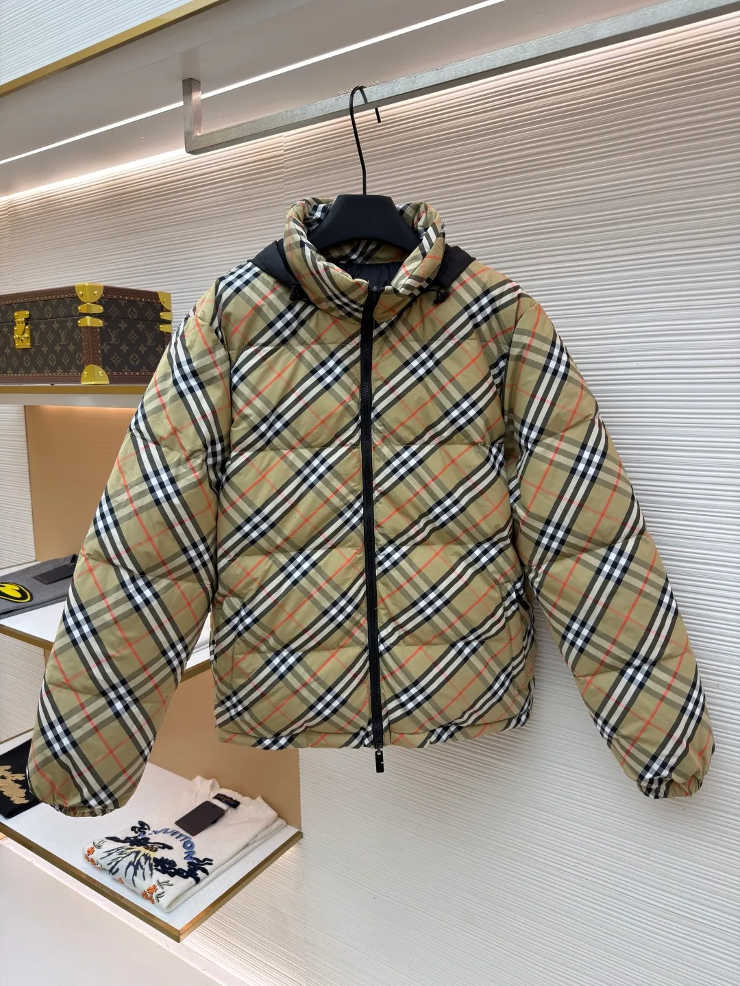 Burberry reversible plaid Snowdon down jacket ●Original version: purchased and developed by 8346 ●Item number: 1682250-D25 ●Fabric: white duck down fabric ●Technology: mechanical down filling ●Color: khaki/black ●Version: fitted version ●Weight: about 990 grams ●Size: S-M-L-XL ●Description: This plaid down jacket is designed with the brand's classic plaid as the core. The fabric is made of high-count and high-density cotton blended material. The color and texture of the plaid are restored through digital direct printing technology. The printed layer is treated with high-temperature color fixation and is resistant to fading and cracking after repeated washing. The fabric is also treated with an anti-drilling coating to effectively prevent down leakage. The filling is made of 90% white duck down, using a zoned down filling process to manually control the amount of down in each grid, so that the fluffiness is uniform and the warmth retention is excellent. The hood is made of black matte nylon fabric, treated with windproof and waterproof treatment, and has built-in styling wire at the brim so you can adjust the shape at will. The zipper uses a customized two-way nylon zipper with smooth and wear-resistant teeth, and the chain head is made of matte alloy. The seams of the body are made of three-needle and five-thread overlocking technology, and the stitches are fine and smooth. The plaid splicing is precisely cut to make the patterns connect naturally. The overall craftsmanship combines classic elements with practical functions, showing exquisite craftsmanship. The overall wiring is straight and delicate, the fabric is comfortable and soft, and the color is consistent without color difference. It can be matched with the same style to create a fashionable look and control various occasions. Customized accessories, complete with three standards, same style for men and women!