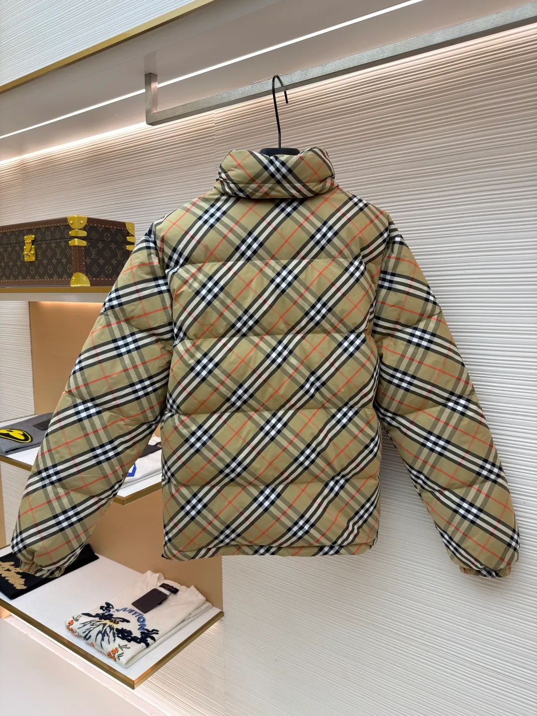 Burberry reversible plaid Snowdon down jacket ●Original version: purchased and developed by 8346 ●Item number: 1682250-D25 ●Fabric: white duck down fabric ●Technology: mechanical down filling ●Color: khaki/black ●Version: fitted version ●Weight: about 990 grams ●Size: S-M-L-XL ●Description: This plaid down jacket is designed with the brand's classic plaid as the core. The fabric is made of high-count and high-density cotton blended material. The color and texture of the plaid are restored through digital direct printing technology. The printed layer is treated with high-temperature color fixation and is resistant to fading and cracking after repeated washing. The fabric is also treated with an anti-drilling coating to effectively prevent down leakage. The filling is made of 90% white duck down, using a zoned down filling process to manually control the amount of down in each grid, so that the fluffiness is uniform and the warmth retention is excellent. The hood is made of black matte nylon fabric, treated with windproof and waterproof treatment, and has built-in styling wire at the brim so you can adjust the shape at will. The zipper uses a customized two-way nylon zipper with smooth and wear-resistant teeth, and the chain head is made of matte alloy. The seams of the body are made of three-needle and five-thread overlocking technology, and the stitches are fine and smooth. The plaid splicing is precisely cut to make the patterns connect naturally. The overall craftsmanship combines classic elements with practical functions, showing exquisite craftsmanship. The overall wiring is straight and delicate, the fabric is comfortable and soft, and the color is consistent without color difference. It can be matched with the same style to create a fashionable look and control various occasions. Customized accessories, complete with three standards, same style for men and women!