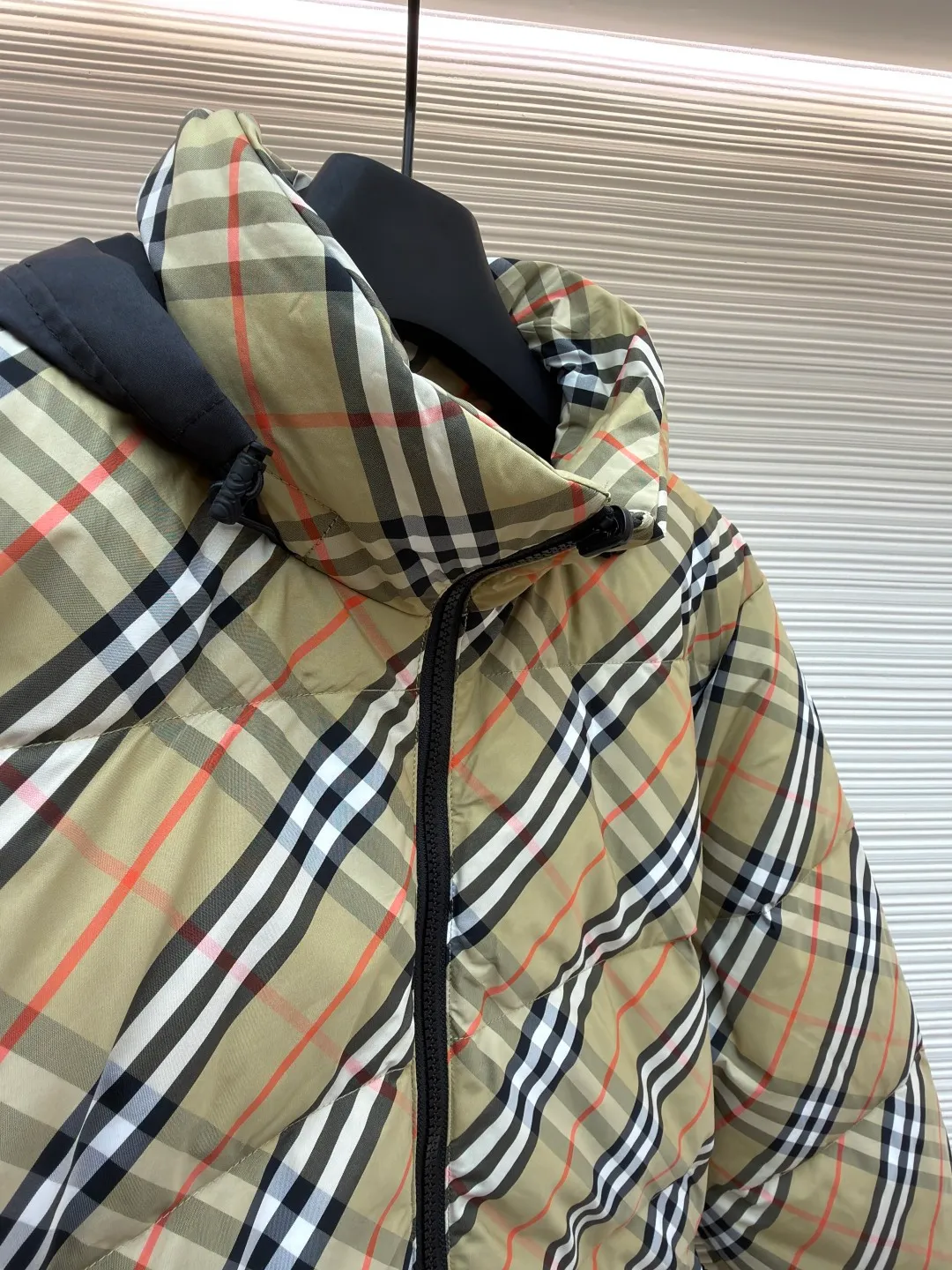 Burberry reversible plaid Snowdon down jacket ●Original version: purchased and developed by 8346 ●Item number: 1682250-D25 ●Fabric: white duck down fabric ●Technology: mechanical down filling ●Color: khaki/black ●Version: fitted version ●Weight: about 990 grams ●Size: S-M-L-XL ●Description: This plaid down jacket is designed with the brand's classic plaid as the core. The fabric is made of high-count and high-density cotton blended material. The color and texture of the plaid are restored through digital direct printing technology. The printed layer is treated with high-temperature color fixation and is resistant to fading and cracking after repeated washing. The fabric is also treated with an anti-drilling coating to effectively prevent down leakage. The filling is made of 90% white duck down, using a zoned down filling process to manually control the amount of down in each grid, so that the fluffiness is uniform and the warmth retention is excellent. The hood is made of black matte nylon fabric, treated with windproof and waterproof treatment, and has built-in styling wire at the brim so you can adjust the shape at will. The zipper uses a customized two-way nylon zipper with smooth and wear-resistant teeth, and the chain head is made of matte alloy. The seams of the body are made of three-needle and five-thread overlocking technology, and the stitches are fine and smooth. The plaid splicing is precisely cut to make the patterns connect naturally. The overall craftsmanship combines classic elements with practical functions, showing exquisite craftsmanship. The overall wiring is straight and delicate, the fabric is comfortable and soft, and the color is consistent without color difference. It can be matched with the same style to create a fashionable look and control various occasions. Customized accessories, complete with three standards, same style for men and women!