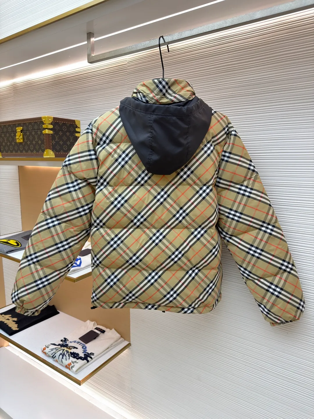 Burberry reversible plaid Snowdon down jacket ●Original version: purchased and developed by 8346 ●Item number: 1682250-D25 ●Fabric: white duck down fabric ●Technology: mechanical down filling ●Color: khaki/black ●Version: fitted version ●Weight: about 990 grams ●Size: S-M-L-XL ●Description: This plaid down jacket is designed with the brand's classic plaid as the core. The fabric is made of high-count and high-density cotton blended material. The color and texture of the plaid are restored through digital direct printing technology. The printed layer is treated with high-temperature color fixation and is resistant to fading and cracking after repeated washing. The fabric is also treated with an anti-drilling coating to effectively prevent down leakage. The filling is made of 90% white duck down, using a zoned down filling process to manually control the amount of down in each grid, so that the fluffiness is uniform and the warmth retention is excellent. The hood is made of black matte nylon fabric, treated with windproof and waterproof treatment, and has built-in styling wire at the brim so you can adjust the shape at will. The zipper uses a customized two-way nylon zipper with smooth and wear-resistant teeth, and the chain head is made of matte alloy. The seams of the body are made of three-needle and five-thread overlocking technology, and the stitches are fine and smooth. The plaid splicing is precisely cut to make the patterns connect naturally. The overall craftsmanship combines classic elements with practical functions, showing exquisite craftsmanship. The overall wiring is straight and delicate, the fabric is comfortable and soft, and the color is consistent without color difference. It can be matched with the same style to create a fashionable look and control various occasions. Customized accessories, complete with three standards, same style for men and women!