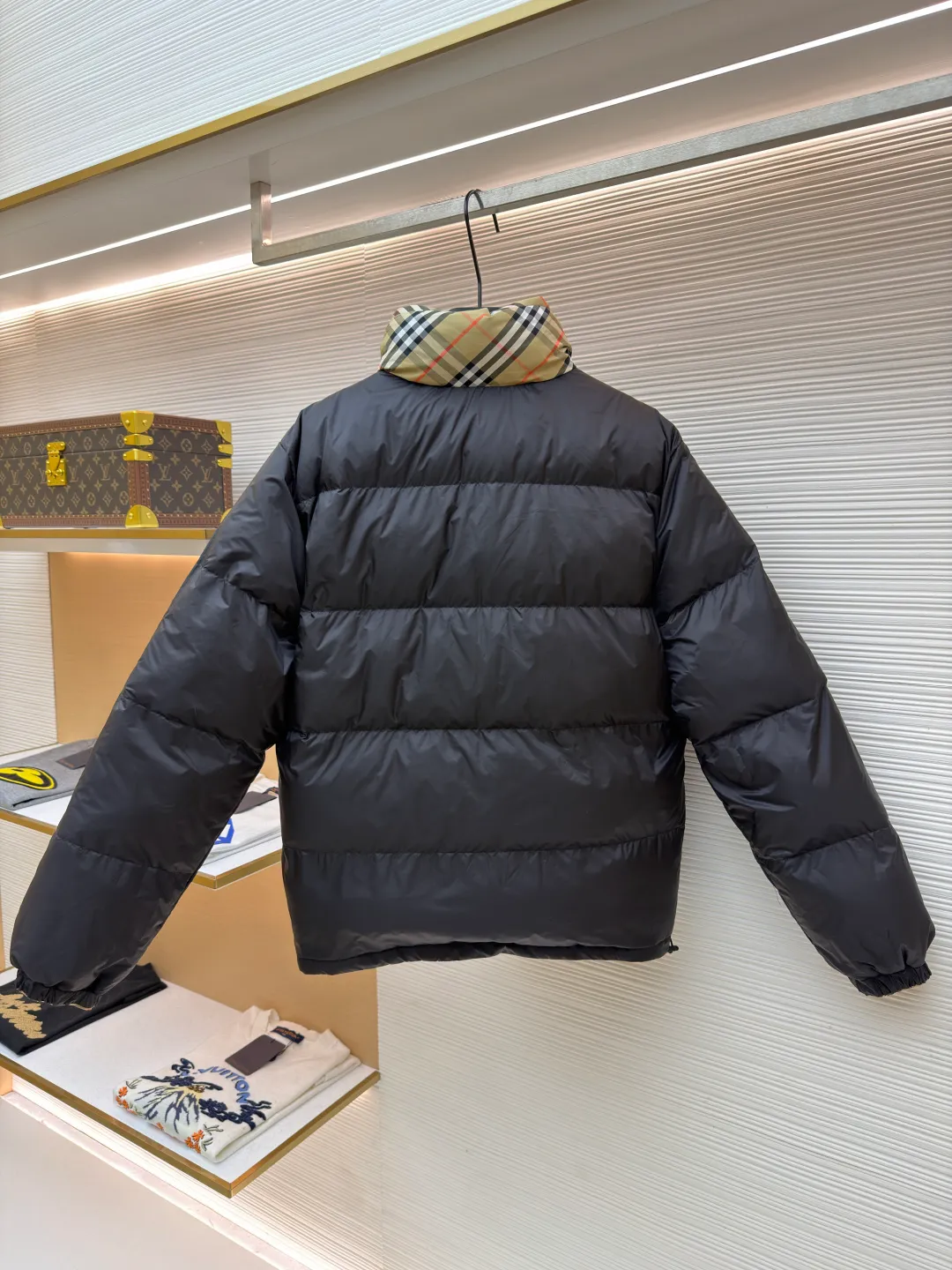 Burberry reversible plaid Snowdon down jacket ●Original version: purchased and developed by 8346 ●Item number: 1682250-D25 ●Fabric: white duck down fabric ●Technology: mechanical down filling ●Color: khaki/black ●Version: fitted version ●Weight: about 990 grams ●Size: S-M-L-XL ●Description: This plaid down jacket is designed with the brand's classic plaid as the core. The fabric is made of high-count and high-density cotton blended material. The color and texture of the plaid are restored through digital direct printing technology. The printed layer is treated with high-temperature color fixation and is resistant to fading and cracking after repeated washing. The fabric is also treated with an anti-drilling coating to effectively prevent down leakage. The filling is made of 90% white duck down, using a zoned down filling process to manually control the amount of down in each grid, so that the fluffiness is uniform and the warmth retention is excellent. The hood is made of black matte nylon fabric, treated with windproof and waterproof treatment, and has built-in styling wire at the brim so you can adjust the shape at will. The zipper uses a customized two-way nylon zipper with smooth and wear-resistant teeth, and the chain head is made of matte alloy. The seams of the body are made of three-needle and five-thread overlocking technology, and the stitches are fine and smooth. The plaid splicing is precisely cut to make the patterns connect naturally. The overall craftsmanship combines classic elements with practical functions, showing exquisite craftsmanship. The overall wiring is straight and delicate, the fabric is comfortable and soft, and the color is consistent without color difference. It can be matched with the same style to create a fashionable look and control various occasions. Customized accessories, complete with three standards, same style for men and women!