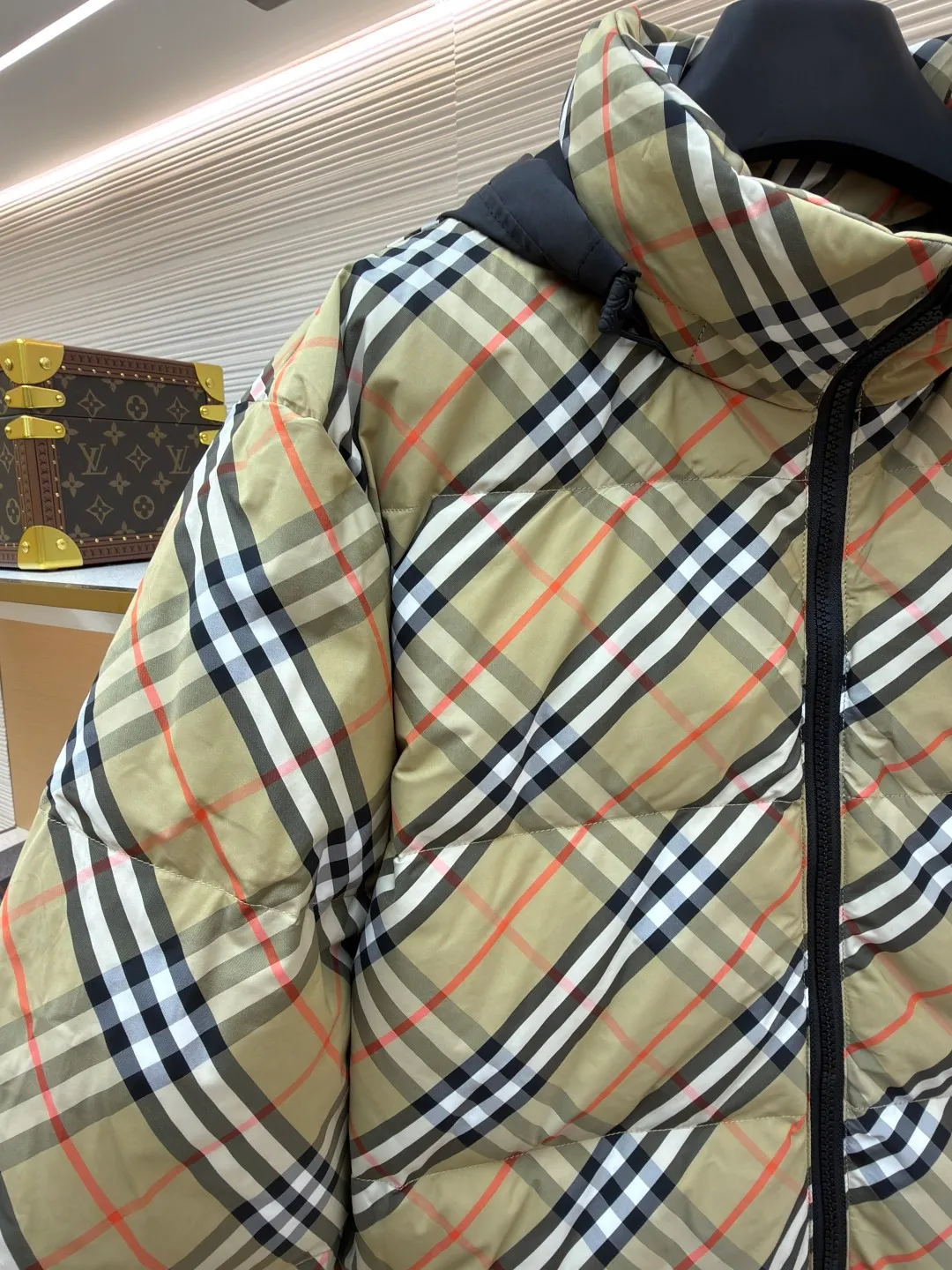 Burberry reversible plaid Snowdon down jacket ●Original version: purchased and developed by 8346 ●Item number: 1682250-D25 ●Fabric: white duck down fabric ●Technology: mechanical down filling ●Color: khaki/black ●Version: fitted version ●Weight: about 990 grams ●Size: S-M-L-XL ●Description: This plaid down jacket is designed with the brand's classic plaid as the core. The fabric is made of high-count and high-density cotton blended material. The color and texture of the plaid are restored through digital direct printing technology. The printed layer is treated with high-temperature color fixation and is resistant to fading and cracking after repeated washing. The fabric is also treated with an anti-drilling coating to effectively prevent down leakage. The filling is made of 90% white duck down, using a zoned down filling process to manually control the amount of down in each grid, so that the fluffiness is uniform and the warmth retention is excellent. The hood is made of black matte nylon fabric, treated with windproof and waterproof treatment, and has built-in styling wire at the brim so you can adjust the shape at will. The zipper uses a customized two-way nylon zipper with smooth and wear-resistant teeth, and the chain head is made of matte alloy. The seams of the body are made of three-needle and five-thread overlocking technology, and the stitches are fine and smooth. The plaid splicing is precisely cut to make the patterns connect naturally. The overall craftsmanship combines classic elements with practical functions, showing exquisite craftsmanship. The overall wiring is straight and delicate, the fabric is comfortable and soft, and the color is consistent without color difference. It can be matched with the same style to create a fashionable look and control various occasions. Customized accessories, complete with three standards, same style for men and women!