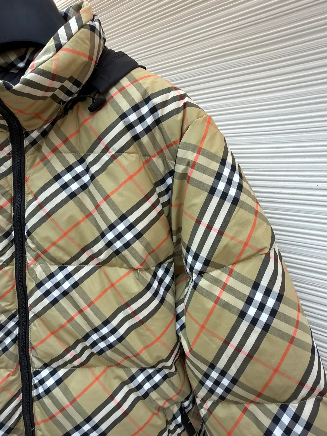 Burberry reversible plaid Snowdon down jacket ●Original version: purchased and developed by 8346 ●Item number: 1682250-D25 ●Fabric: white duck down fabric ●Technology: mechanical down filling ●Color: khaki/black ●Version: fitted version ●Weight: about 990 grams ●Size: S-M-L-XL ●Description: This plaid down jacket is designed with the brand's classic plaid as the core. The fabric is made of high-count and high-density cotton blended material. The color and texture of the plaid are restored through digital direct printing technology. The printed layer is treated with high-temperature color fixation and is resistant to fading and cracking after repeated washing. The fabric is also treated with an anti-drilling coating to effectively prevent down leakage. The filling is made of 90% white duck down, using a zoned down filling process to manually control the amount of down in each grid, so that the fluffiness is uniform and the warmth retention is excellent. The hood is made of black matte nylon fabric, treated with windproof and waterproof treatment, and has built-in styling wire at the brim so you can adjust the shape at will. The zipper uses a customized two-way nylon zipper with smooth and wear-resistant teeth, and the chain head is made of matte alloy. The seams of the body are made of three-needle and five-thread overlocking technology, and the stitches are fine and smooth. The plaid splicing is precisely cut to make the patterns connect naturally. The overall craftsmanship combines classic elements with practical functions, showing exquisite craftsmanship. The overall wiring is straight and delicate, the fabric is comfortable and soft, and the color is consistent without color difference. It can be matched with the same style to create a fashionable look and control various occasions. Customized accessories, complete with three standards, same style for men and women!