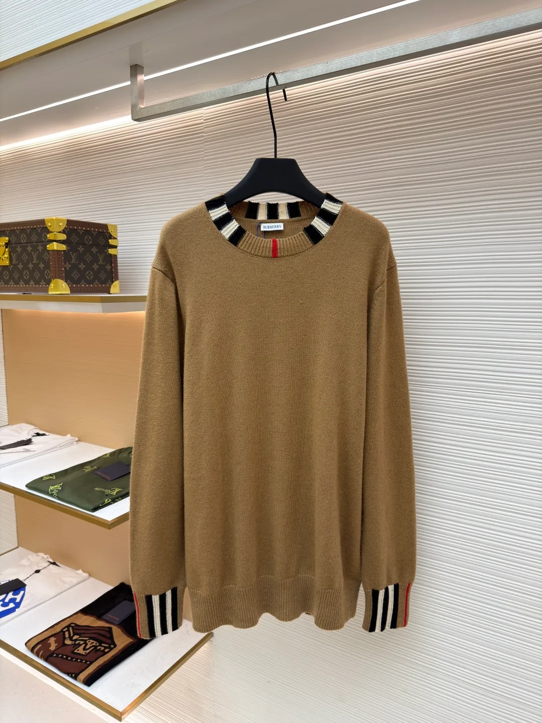 Burberry plaid wool sweater ●Original version: purchased and developed by 2169 ●Item number: 1680872-B15 ●Fabric: wool blended fabric ●Technology: knitting ●Version: fitted version ●Weight: about 475 grams ●Size: S-M-L ●Description: Each sweater has gone through more than ten processes including flat knitting, manual seam removal, 108 precise hook threads, sleeve stitching, gentle laundering, three-dimensional ironing, and strict quality inspection. Every detail is included. The imported 9-needle flat knitting machine takes 105 minutes to precisely knit, ensuring clear lines and crisp patterns, giving the fabric a uniform texture and a flexible texture. The wool yarn is carefully selected from 35% warm wool + 50% tough nylon + 15% soft acrylic. The scientific proportion of the three fibers takes into account the warmth and fluffiness of wool, the wear-resistant and anti-wrinkle of nylon, and the skin-friendly softness of acrylic, creating a sweater that is light, non-stuck, not easily deformed, and versatile for daily use. It is recommended to hand wash in cold water below 30°C, use neutral detergent to gently wash, and lay flat to dry. Avoid machine washing, drying and high-temperature soaking to prevent friction, pilling and shrinkage, and maintain a delicate touch for a long time. The overall wiring is straight and delicate, the fabric is comfortable and soft, and the color is consistent without color difference. It can be matched with the same style to create a fashionable look and control various occasions. Customized accessories, complete with three standards, same style for men and women!