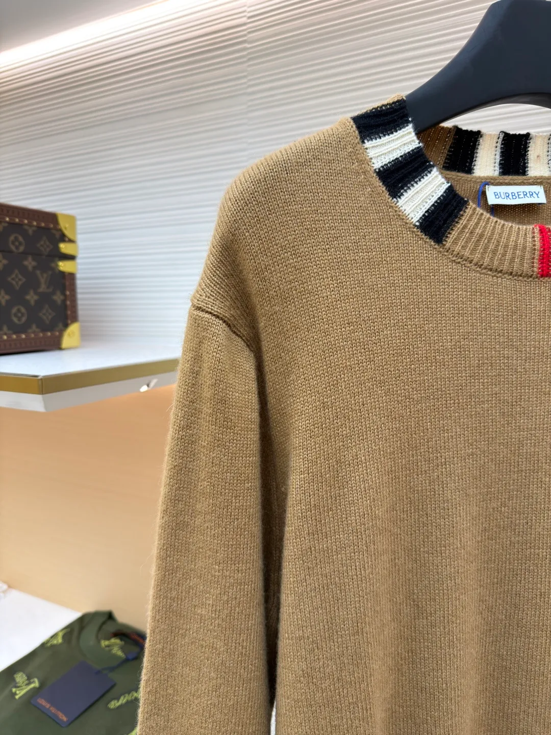 Burberry plaid wool sweater ●Original version: purchased and developed by 2169 ●Item number: 1680872-B15 ●Fabric: wool blended fabric ●Technology: knitting ●Version: fitted version ●Weight: about 475 grams ●Size: S-M-L ●Description: Each sweater has gone through more than ten processes including flat knitting, manual seam removal, 108 precise hook threads, sleeve stitching, gentle laundering, three-dimensional ironing, and strict quality inspection. Every detail is included. The imported 9-needle flat knitting machine takes 105 minutes to precisely knit, ensuring clear lines and crisp patterns, giving the fabric a uniform texture and a flexible texture. The wool yarn is carefully selected from 35% warm wool + 50% tough nylon + 15% soft acrylic. The scientific proportion of the three fibers takes into account the warmth and fluffiness of wool, the wear-resistant and anti-wrinkle of nylon, and the skin-friendly softness of acrylic, creating a sweater that is light, non-stuck, not easily deformed, and versatile for daily use. It is recommended to hand wash in cold water below 30°C, use neutral detergent to gently wash, and lay flat to dry. Avoid machine washing, drying and high-temperature soaking to prevent friction, pilling and shrinkage, and maintain a delicate touch for a long time. The overall wiring is straight and delicate, the fabric is comfortable and soft, and the color is consistent without color difference. It can be matched with the same style to create a fashionable look and control various occasions. Customized accessories, complete with three standards, same style for men and women!