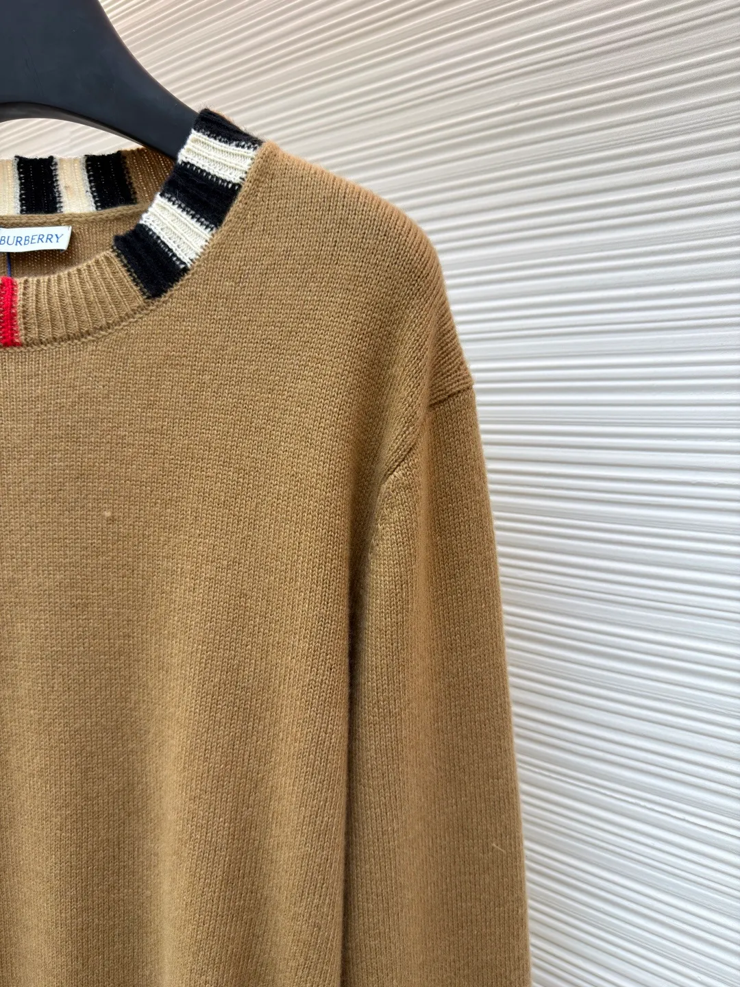 Burberry plaid wool sweater ●Original version: purchased and developed by 2169 ●Item number: 1680872-B15 ●Fabric: wool blended fabric ●Technology: knitting ●Version: fitted version ●Weight: about 475 grams ●Size: S-M-L ●Description: Each sweater has gone through more than ten processes including flat knitting, manual seam removal, 108 precise hook threads, sleeve stitching, gentle laundering, three-dimensional ironing, and strict quality inspection. Every detail is included. The imported 9-needle flat knitting machine takes 105 minutes to precisely knit, ensuring clear lines and crisp patterns, giving the fabric a uniform texture and a flexible texture. The wool yarn is carefully selected from 35% warm wool + 50% tough nylon + 15% soft acrylic. The scientific proportion of the three fibers takes into account the warmth and fluffiness of wool, the wear-resistant and anti-wrinkle of nylon, and the skin-friendly softness of acrylic, creating a sweater that is light, non-stuck, not easily deformed, and versatile for daily use. It is recommended to hand wash in cold water below 30°C, use neutral detergent to gently wash, and lay flat to dry. Avoid machine washing, drying and high-temperature soaking to prevent friction, pilling and shrinkage, and maintain a delicate touch for a long time. The overall wiring is straight and delicate, the fabric is comfortable and soft, and the color is consistent without color difference. It can be matched with the same style to create a fashionable look and control various occasions. Customized accessories, complete with three standards, same style for men and women!