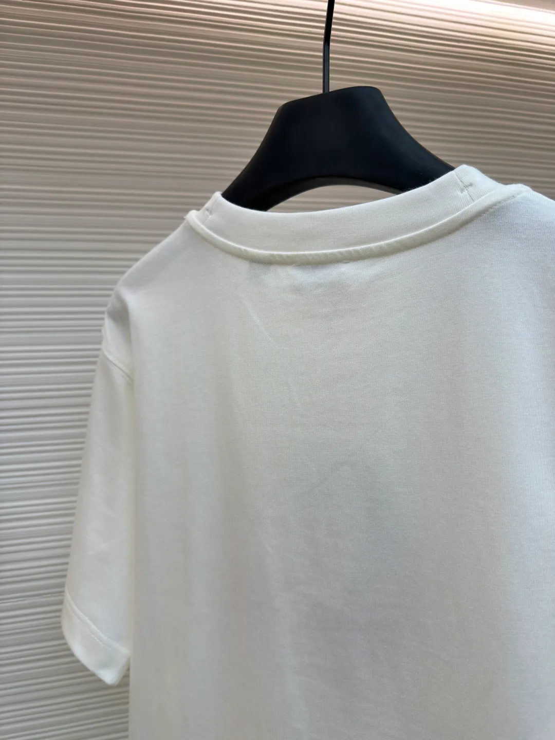 Burberry fleece pony round neck short sleeves ●Original version: Purchased and developed by 4242 ●Item number: 1682164-A05 ●Fabric: pure cotton plain weave ●Technology: embroidery production ●Color: white ●Version: fitted version ●Weight: about 270 grams ●Size: Fine cotton fabrics usually have better moisture absorption, breathability, wear resistance, and are also softer and smoother. Vintage fine cotton fabric is a relatively thick cotton fabric that has been carefully processed and treated to have excellent texture and performance. It feels soft and comfortable and fits the skin very well when worn. Craftsmanship with plush effect, new season equestrian knight logo embroidery, and metallic yarns with a rich touch are the core of the design. During the embroidery process, special yarns containing metallic threads are mixed and programmed through a computer embroidery machine to integrate the metallic yarns into specific parts of the pattern using stitching methods such as chain embroidery and tatami embroidery. On top of the traditional three-dimensional sense of embroidery, a shimmering metallic luster and a special cool touch are added, causing the classic logo pattern to produce local highlights under light, showing a reshaped modern sense and a high-end customization-like sophistication, which is highly recognizable. The overall wiring is straight and delicate, the fabric is comfortable and soft, and the color is consistent without color difference. It can be matched with the same style to create a fashionable look and control various occasions. Customized accessories, complete with three standards, same style for men and women!