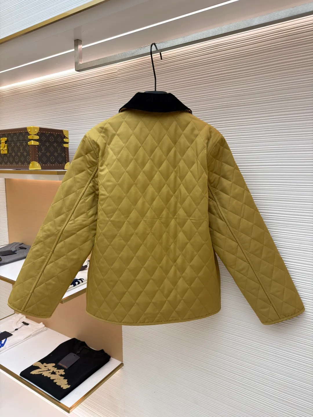 Burberry Quilted Barn Corduroy Jacket [Pocket Embroidery Style] ●Original version: purchased and developed by 4369 ●Item number: 1681525-B25 ●Fabric: corduroy fabric ●Technology: embroidery production ●Color: Khaki ●Version: Fitted version ●Weight: about 605 grams ●Size: S-M-L-XL ●Description: This Burberry The diamond quilted jacket uses classic diamond quilting technology, combining soft cotton fabric with a black corduroy collar, which not only ensures warmth but also adds a sense of layering. Diamond quilting not only enhances the visual three-dimensional effect, but also effectively prevents the filling from shifting and extends the service life of the clothing. The combination of black corduroy collar and metal buttons adds sophistication to the overall design. The loose fit design not only suits a variety of body shapes, but also provides a comfortable wearing experience. During the production process, manual tile measurement is strictly followed to ensure that the size of each piece of clothing is accurate, allowing an error range of 1-3CM, ensuring the high quality and consistency of the product. The overall craftsmanship is exquisite and the details are in place, demonstrating the consistent high-end quality and fashion taste of the Burberry brand. Purchase the original version for development, order the color and dye it, and feel free to compare it with any version on the market!