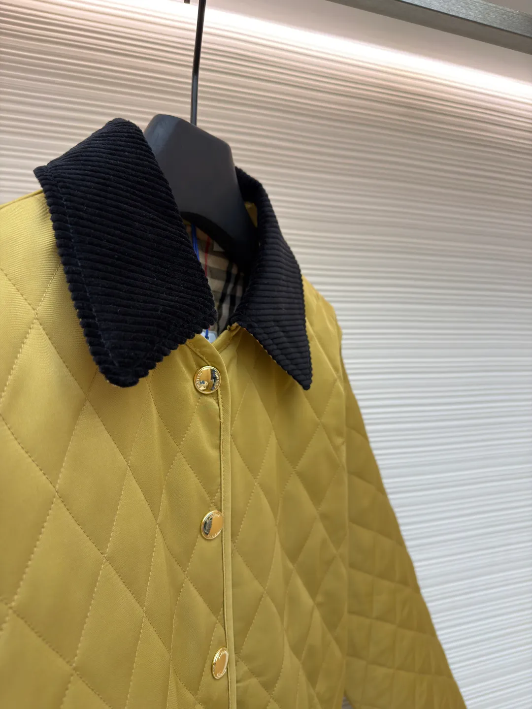 Burberry Quilted Barn Corduroy Jacket [Pocket Embroidery Style] ●Original version: purchased and developed by 4369 ●Item number: 1681525-B25 ●Fabric: corduroy fabric ●Technology: embroidery production ●Color: Khaki ●Version: Fitted version ●Weight: about 605 grams ●Size: S-M-L-XL ●Description: This Burberry The diamond quilted jacket uses classic diamond quilting technology, combining soft cotton fabric with a black corduroy collar, which not only ensures warmth but also adds a sense of layering. Diamond quilting not only enhances the visual three-dimensional effect, but also effectively prevents the filling from shifting and extends the service life of the clothing. The combination of black corduroy collar and metal buttons adds sophistication to the overall design. The loose fit design not only suits a variety of body shapes, but also provides a comfortable wearing experience. During the production process, manual tile measurement is strictly followed to ensure that the size of each piece of clothing is accurate, allowing an error range of 1-3CM, ensuring the high quality and consistency of the product. The overall craftsmanship is exquisite and the details are in place, demonstrating the consistent high-end quality and fashion taste of the Burberry brand. Purchase the original version for development, order the color and dye it, and feel free to compare it with any version on the market!