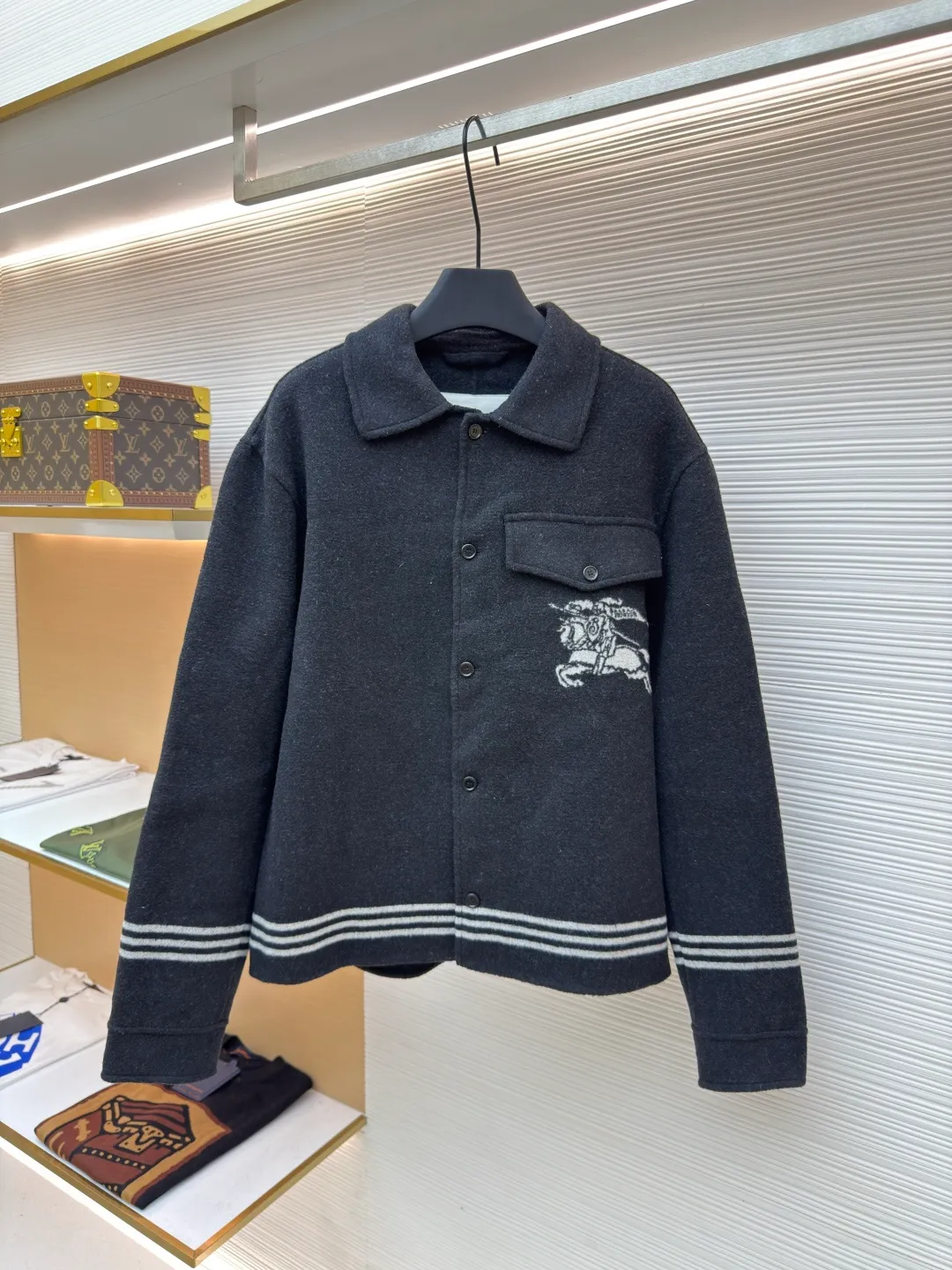 BURBERRY war horse yarn-dyed double-sided nylon jacket ●Original version: Purchased and developed for 16900 ●Item number: 1680726-E20 ●Fabric: wool fabric ●Technology: jacquard production ●Version: fitted version ●Weight: about 980 grams ●Size: XS-S-M-L ●Description: Made of yarn-dyed jacquard double-sided nylon fabric, 50% wool content, 16-count open-end spinning yarn, custom-dyed with dark floral gray yarn for bulk fabrics, purely manual pattern weaving, yarn-dyed jacquard pan head, two times of pattern making to test the war horse pattern size shrinkage, high Rapid rapier woven green embryo, striped fabric + war horse front panel with two patterns. The embryo fabric is finished using needle nipping and shrinking process. Later, it is washed and sheared to shape the finished fabric. The front panel is cut in the war horse pattern, and the front and rear panel stripes are horizontally aligned. The matching horn material is engraved with letters and hand-stitched buttons. The overall wiring is straight and delicate, the fabric is comfortable and soft, the color is consistent and there is no color difference, it can be matched with the same style to create a fashionable look, and can be used in various occasions, customized accessories, complete with three standards, the same style for men and women!